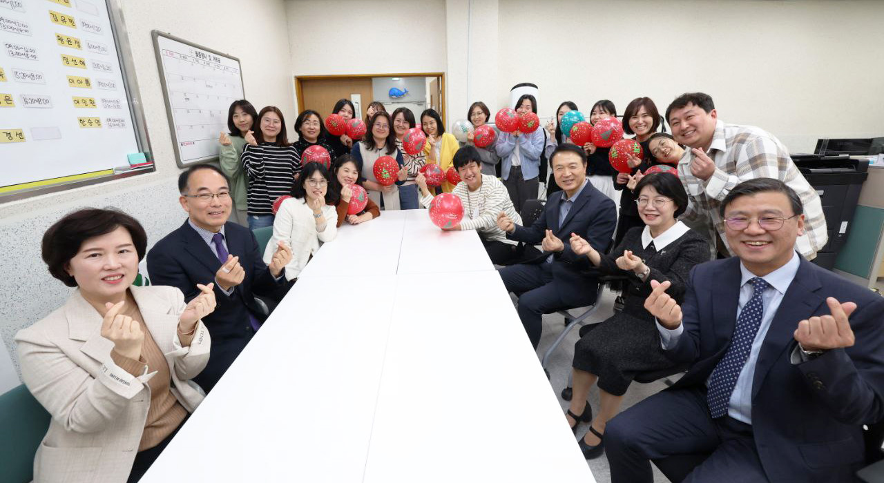 임태희 경기도교육감이 4월 9일 광주하남교육지원청을 방문한 가운데 직원들과 기념촬영을 하고 있다 

