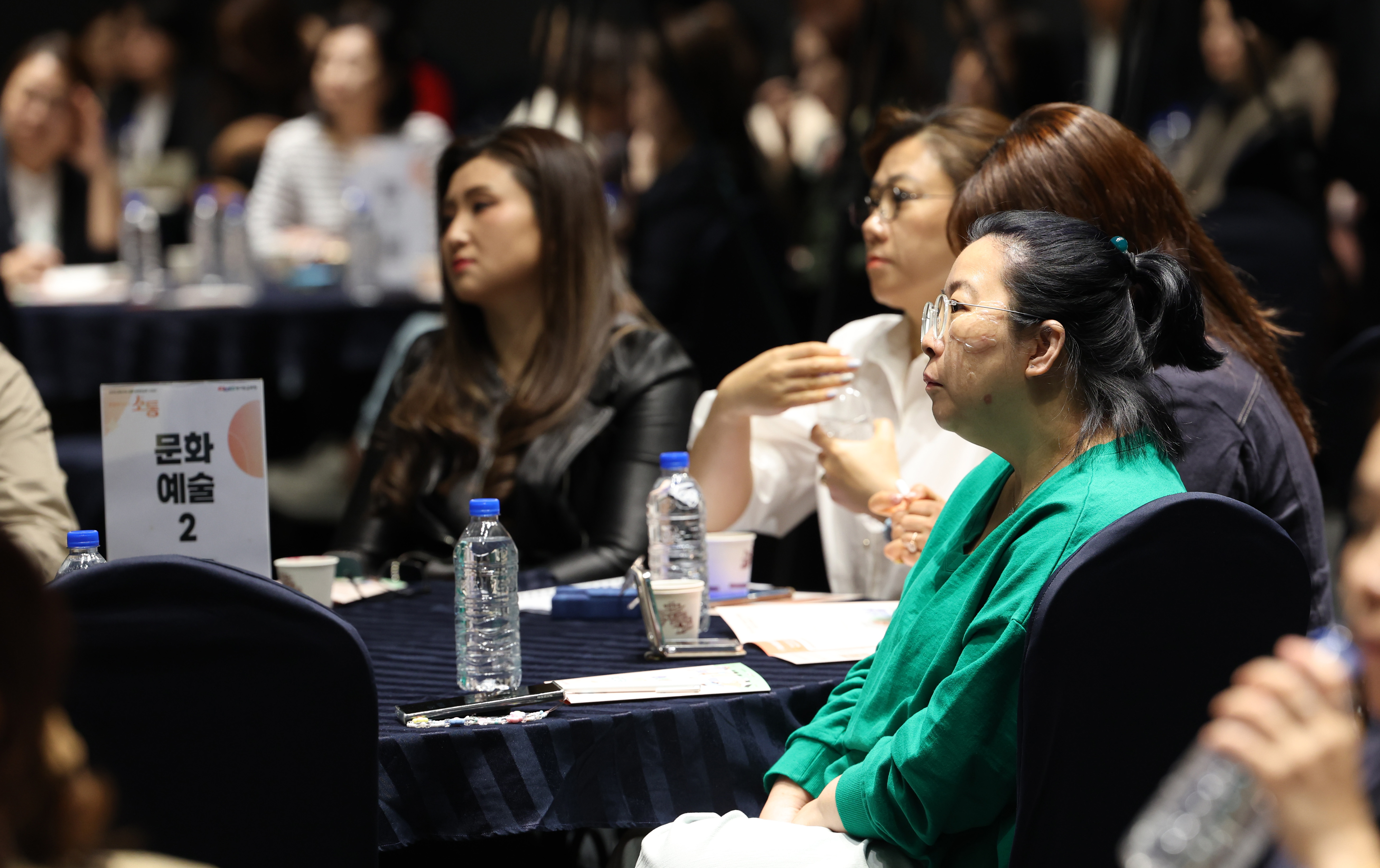 4월 25일 서울대학교 시흥캠퍼스 컨벤션센터에서 도내 학부모를 대상으로 열린 '찾아가는 온품 학부모 교육'에서 특강을 하고 있다. 
