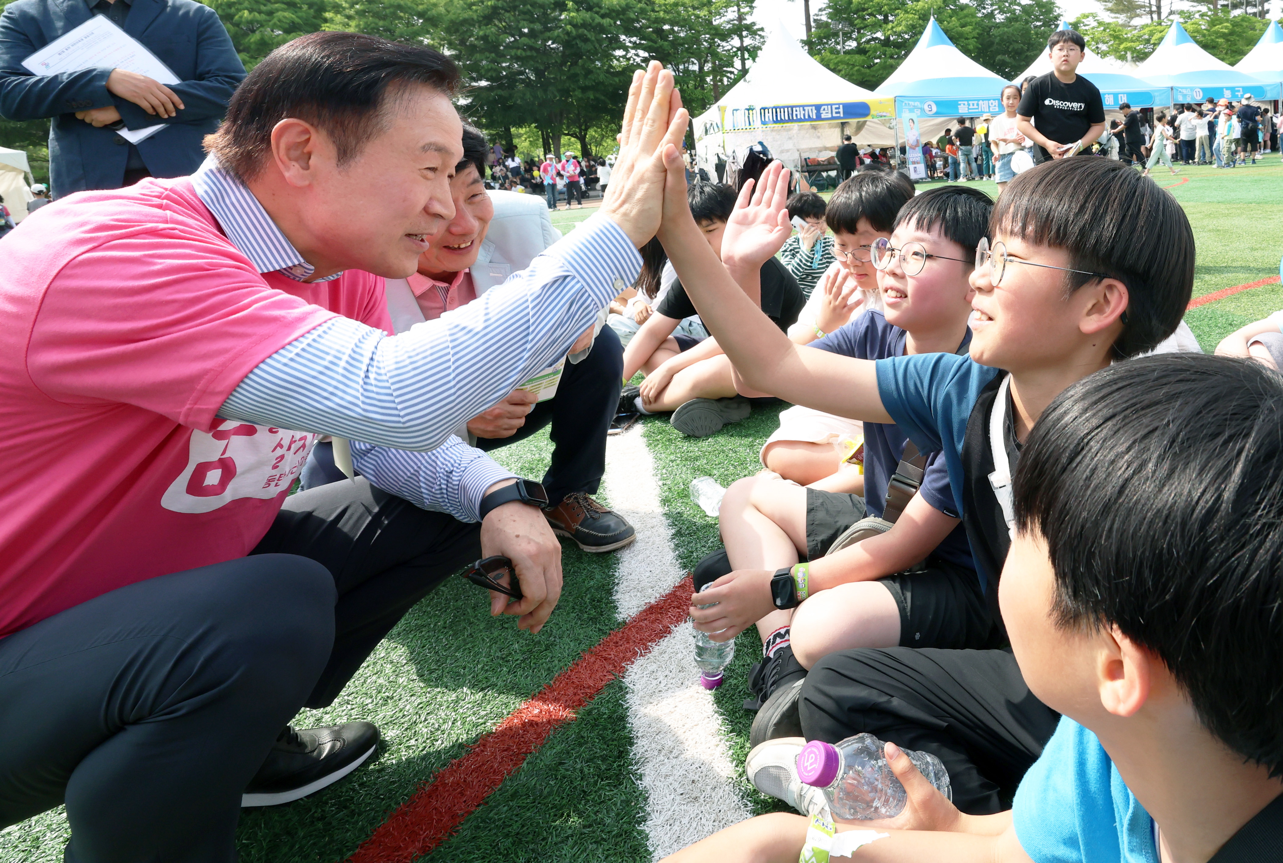 임태희 경기도교육감이 5월 4일 동탄센트럴파크에서 열린 '제2회 동탄 어린이 축제 꿈을 먹고 살지요'에서 어린이들과 하이파이브를 하고 있다. 