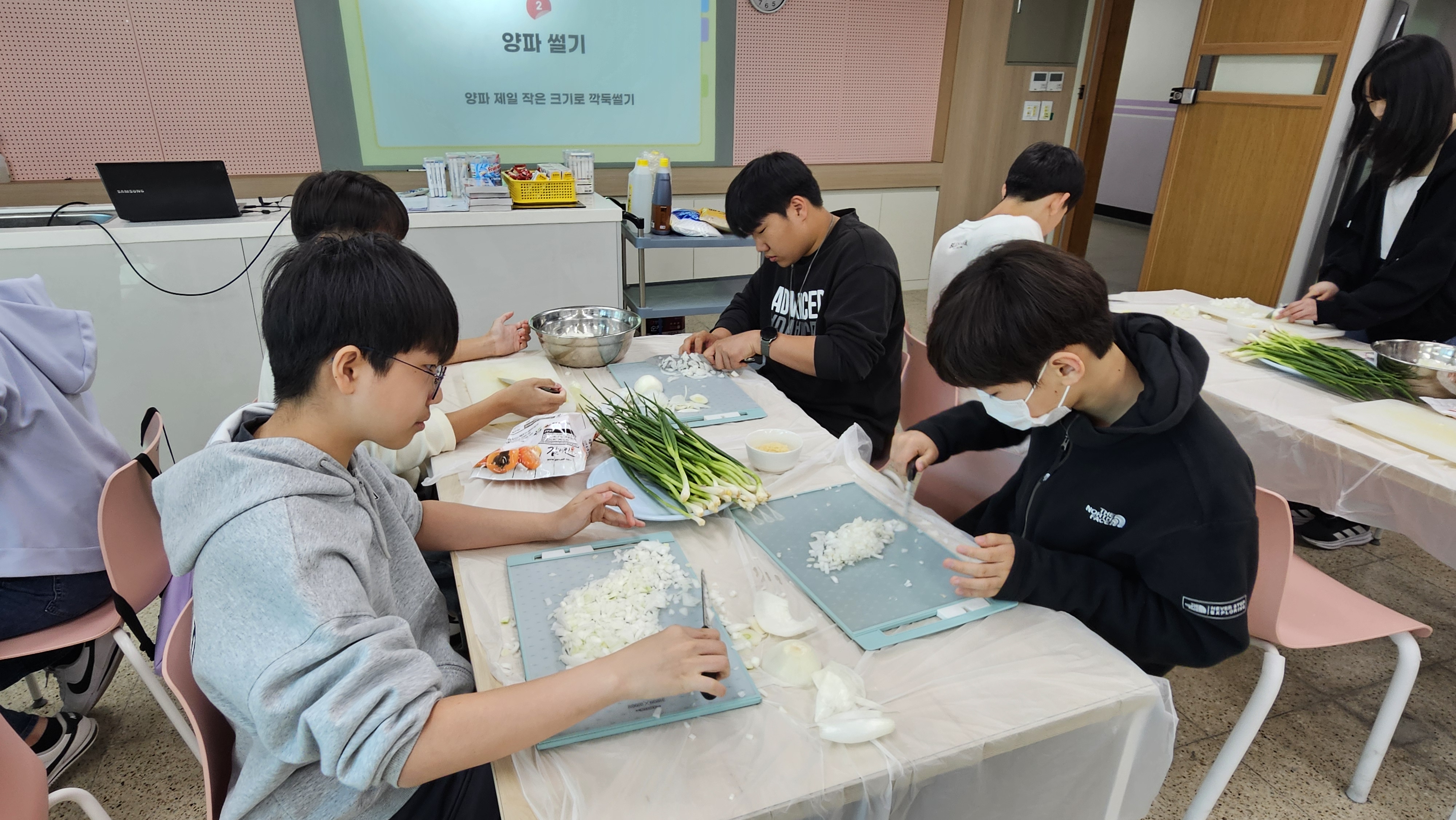 의정부 효자중학교, ‘재능 나눔 봉사단’  정성 담은 비건약고추장과 다식 만들어 지역 기부2 이미지