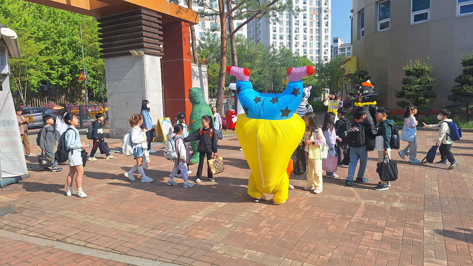 능실초, 어린이날 맞이 ‘웃음꽃 활짝’ 등굣길 행사 운영2 이미지