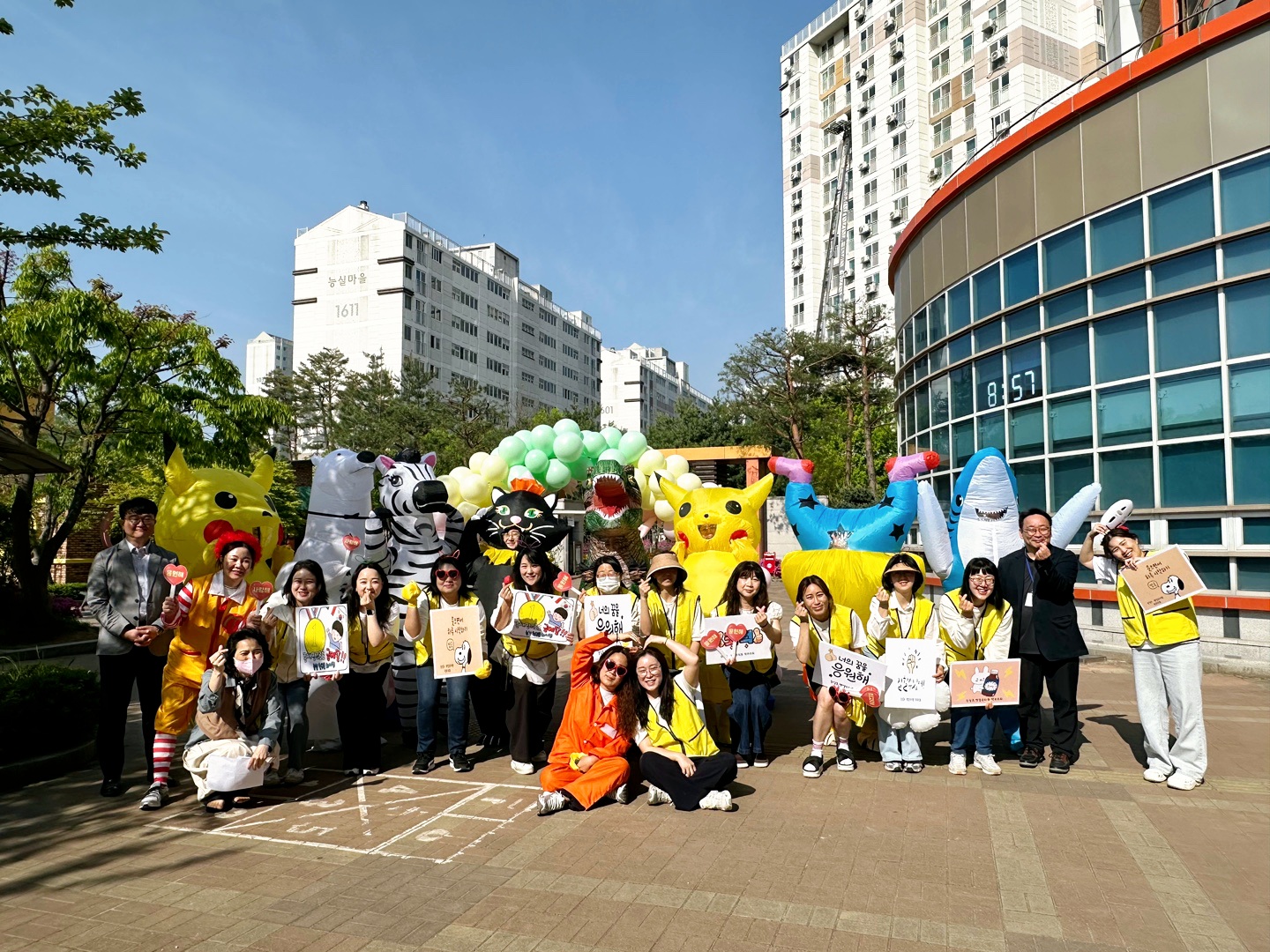 능실초, 어린이날 맞이 ‘웃음꽃 활짝’ 등굣길 행사 운영3 이미지