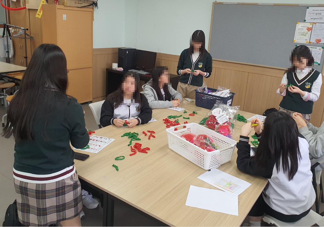 의정부 상우고등학교‘지역사회 어르신께 업사이클링 카네이션 기부’2 이미지