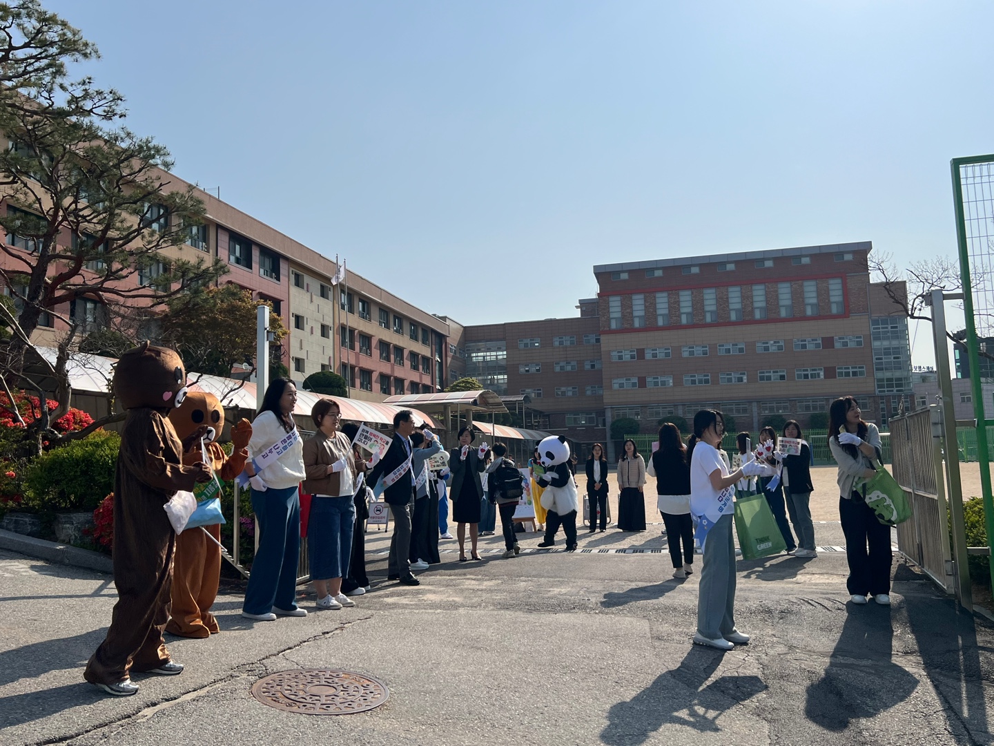 수원교육지원청, ‘따뜻한 아침맞이’생명살림 및 학교폭력 예방 연합 캠페인 운영3 이미지