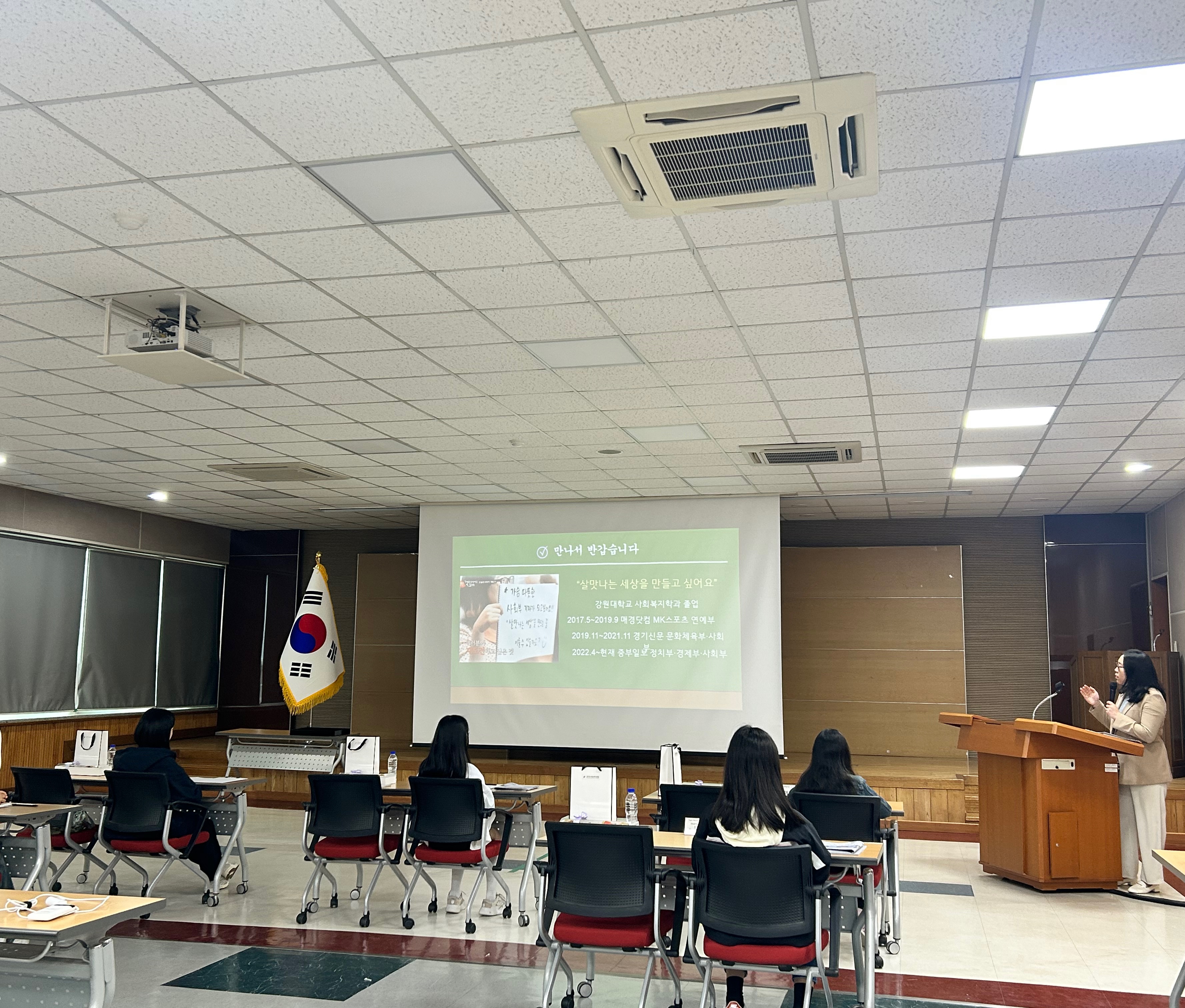 “학생의 시선으로 담는 수원교육” 수원교육지원청, 제6기 학생기자단 발대식 개최 및 언론교육 실시3 이미지
