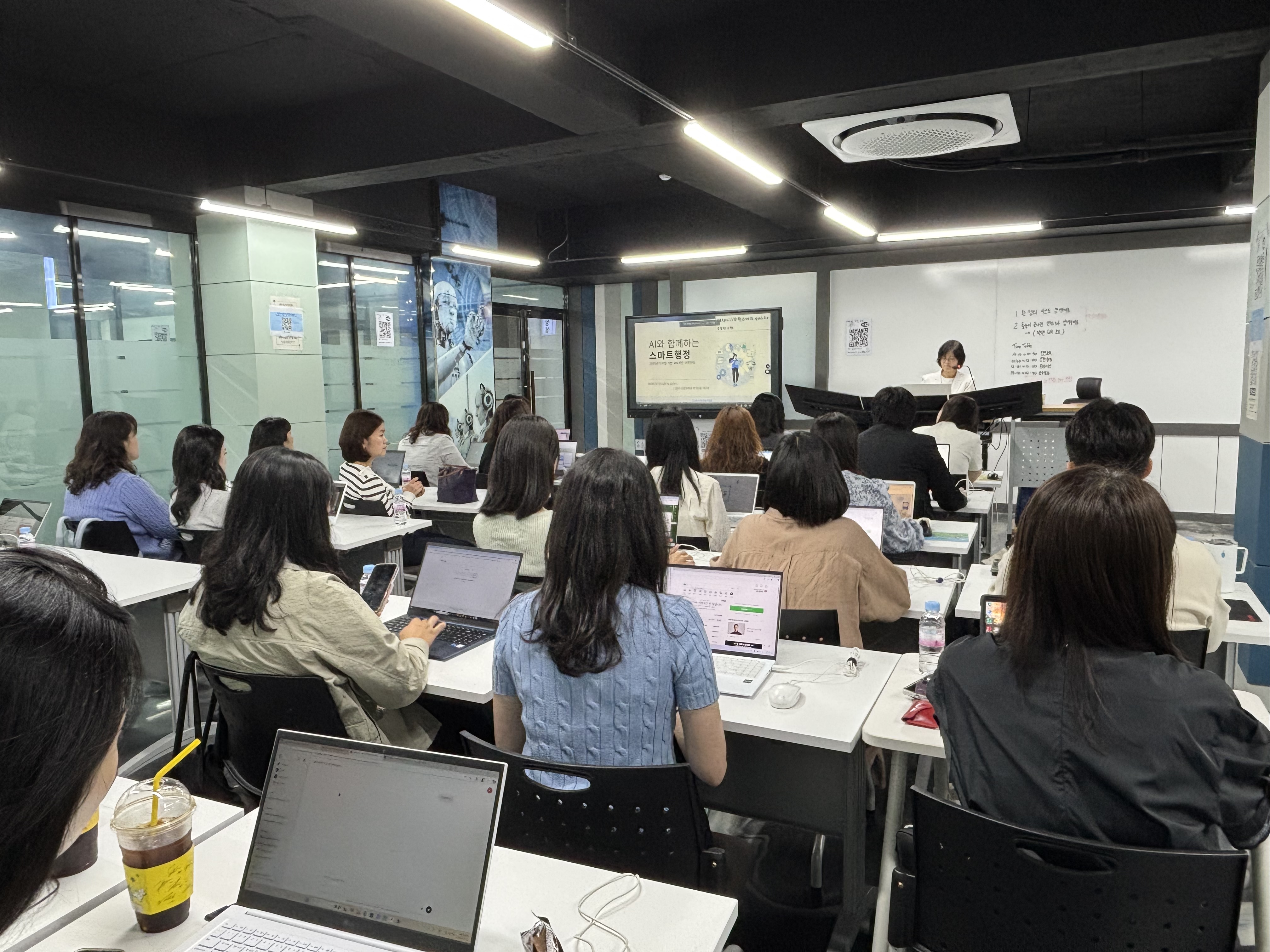 수원교육지원청, 지방공무원 디지털 역량 강화  「AI와 함께하는 스마트 행정」과정 운영3 이미지