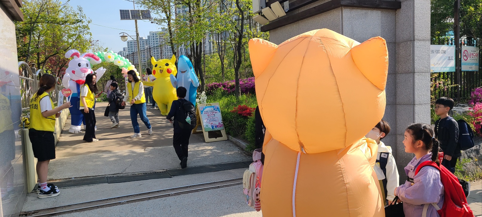 능실초, 어린이날 맞이 ‘웃음꽃 활짝’ 등굣길 행사 운영4 이미지