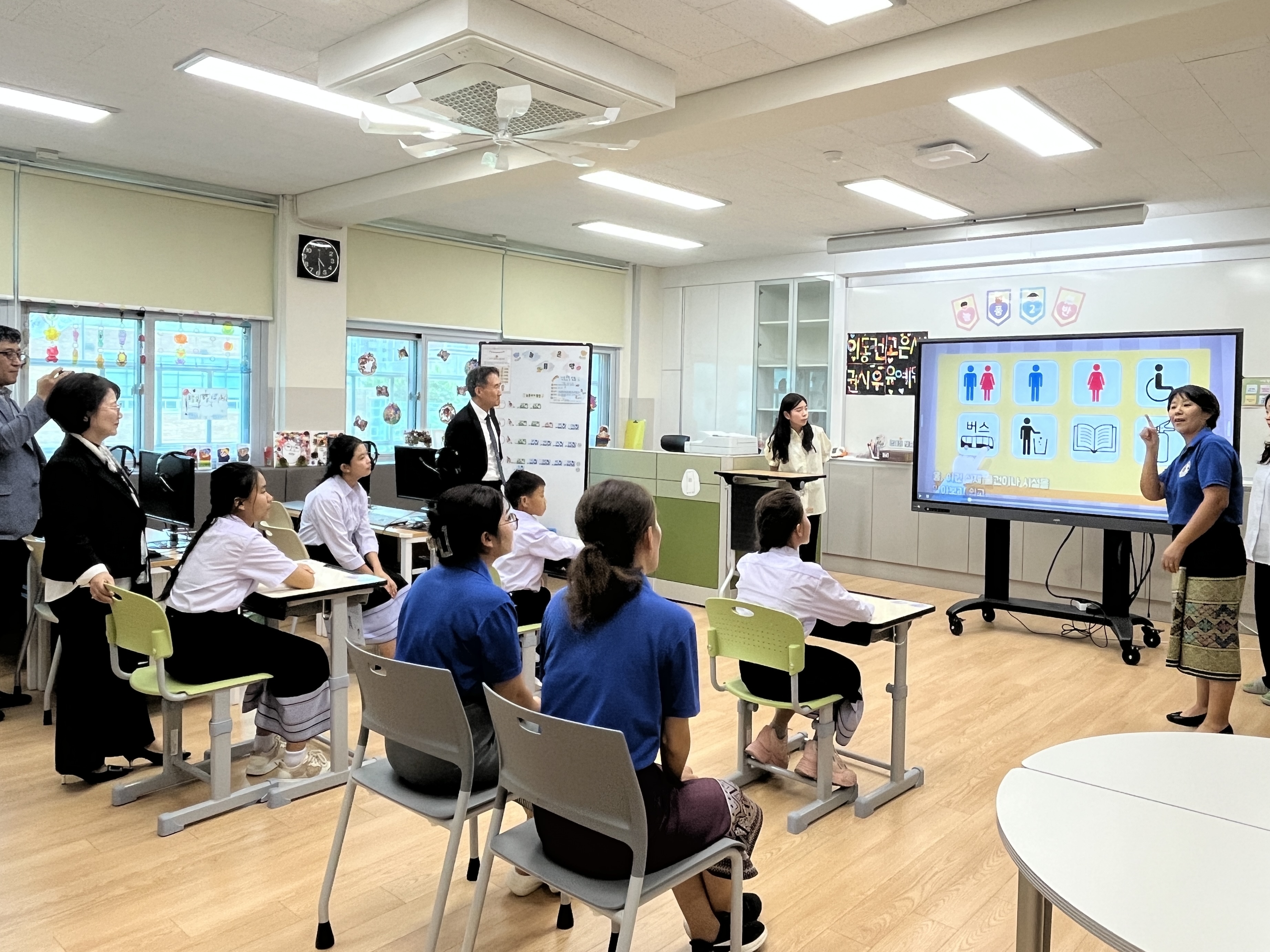 의정부교육지원청, 라오스 농아센터 복합특수학급 견학 초청3 이미지
