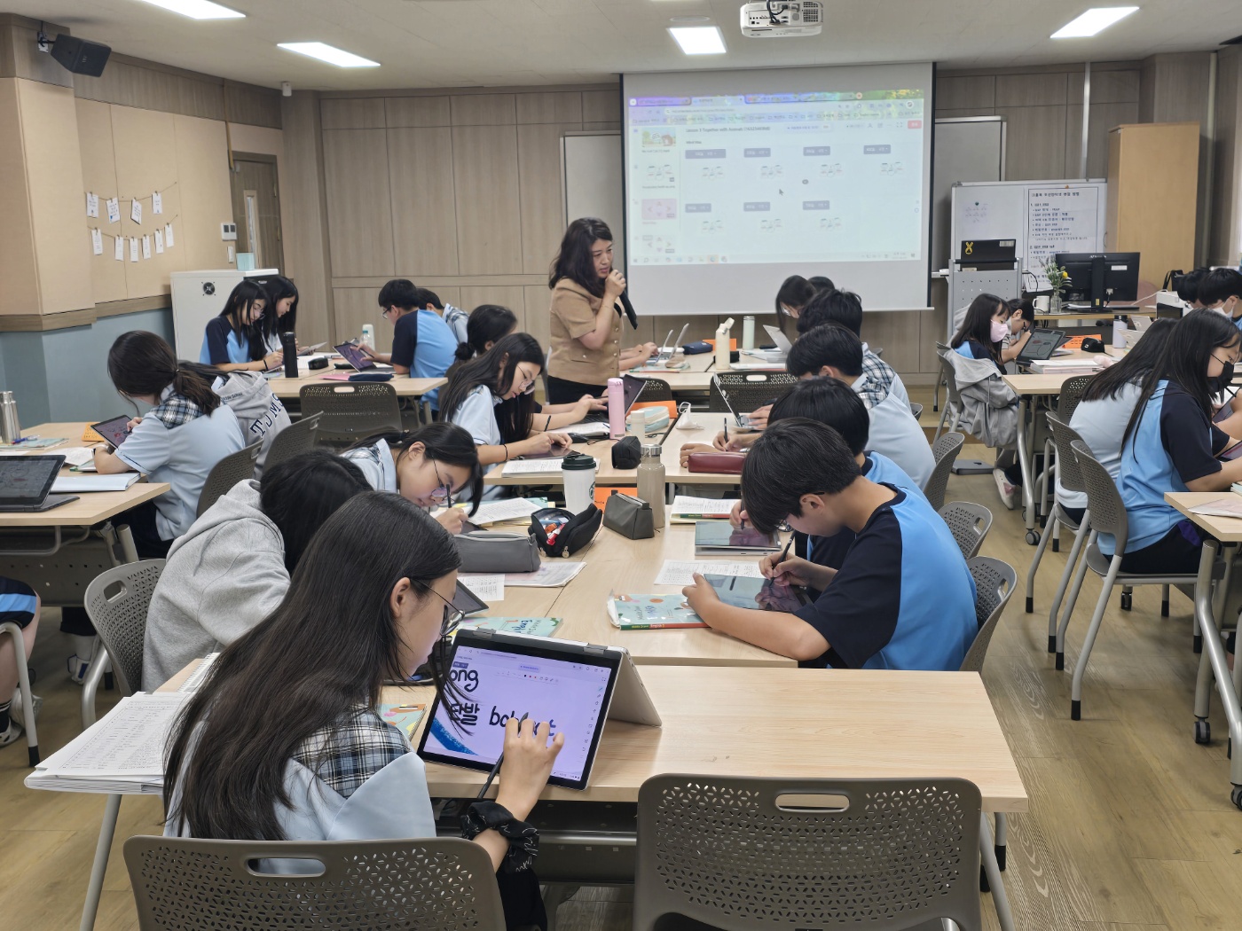 수원교육지원청, 하이러닝 및 AIDT 연계 수업 공개…수원형 미래교실 본격화3 이미지
