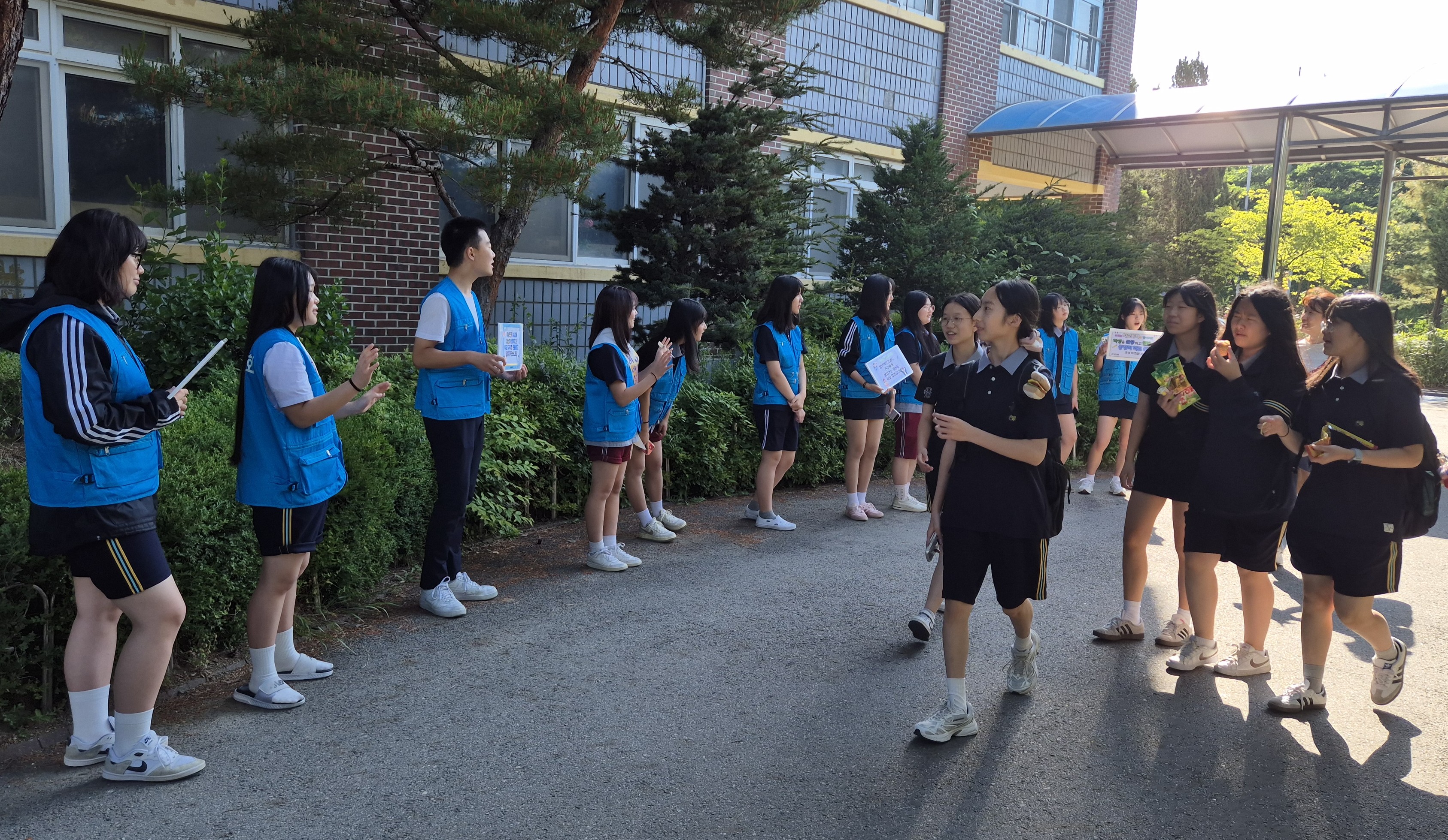 함현중학교,‘학교문화 책임규약 실천’  등굣길 캠페인 진행3 이미지