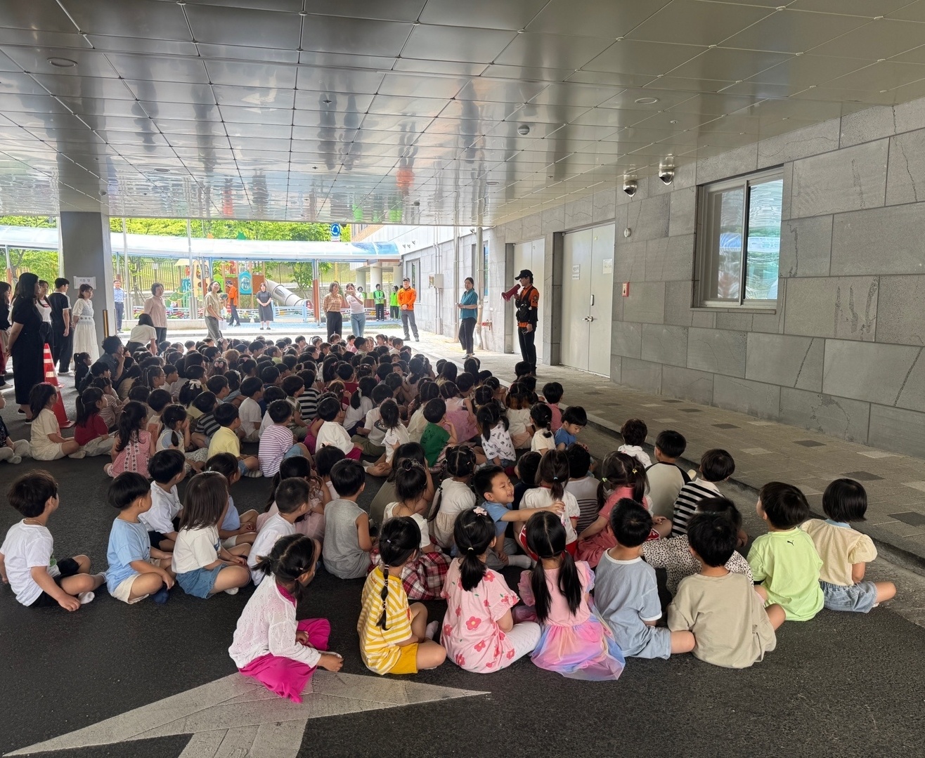 의정부 정음유치원 ․ 의정부소방서 소방합동훈련 실시  “현장 체험으로 키우는 안전의식”4 이미지