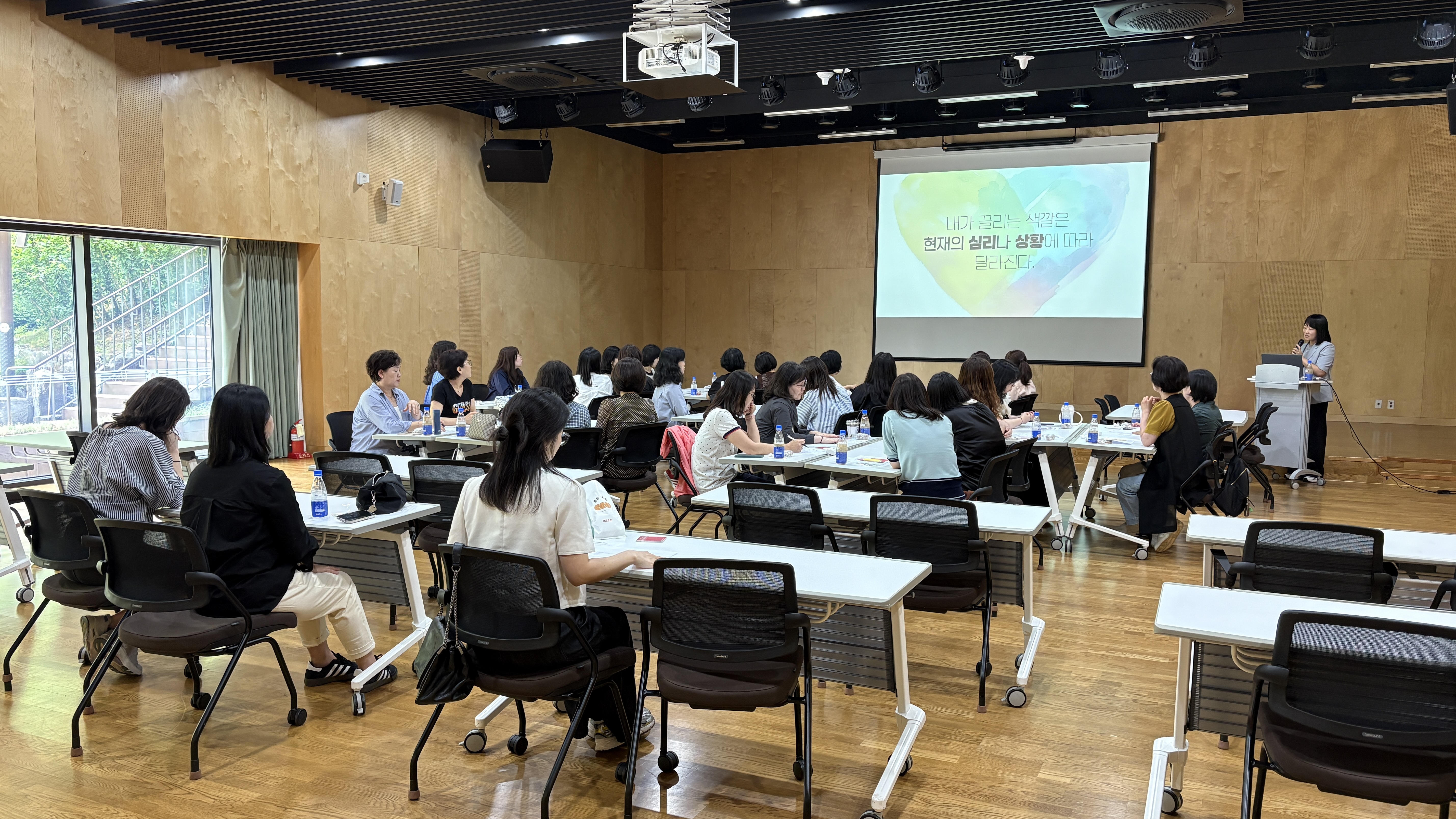 “색으로 치유하는 마음”수원교육지원청, 특수교육지도사 대상 컬러테라피 연수 운영2 이미지