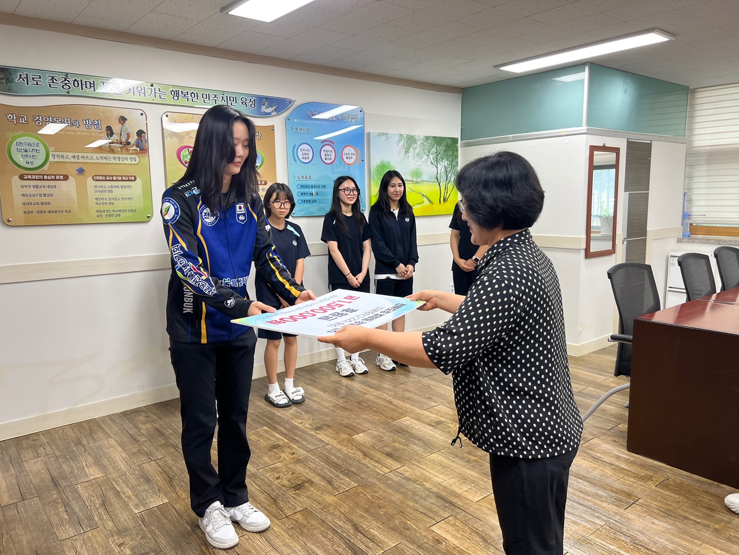 의정부 회룡중학교, 컬링부 졸업생  모교 기부 행사2 이미지