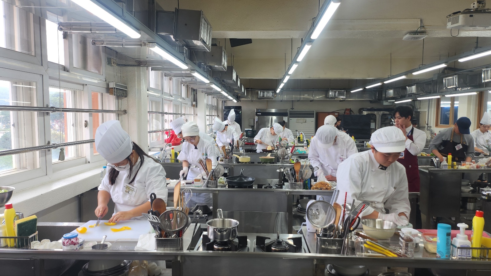 “한 접시에 담긴 진로의 맛”…  한국외식과학고, 중학생 대상 창작 샌드위치 요리대회 개최2 이미지