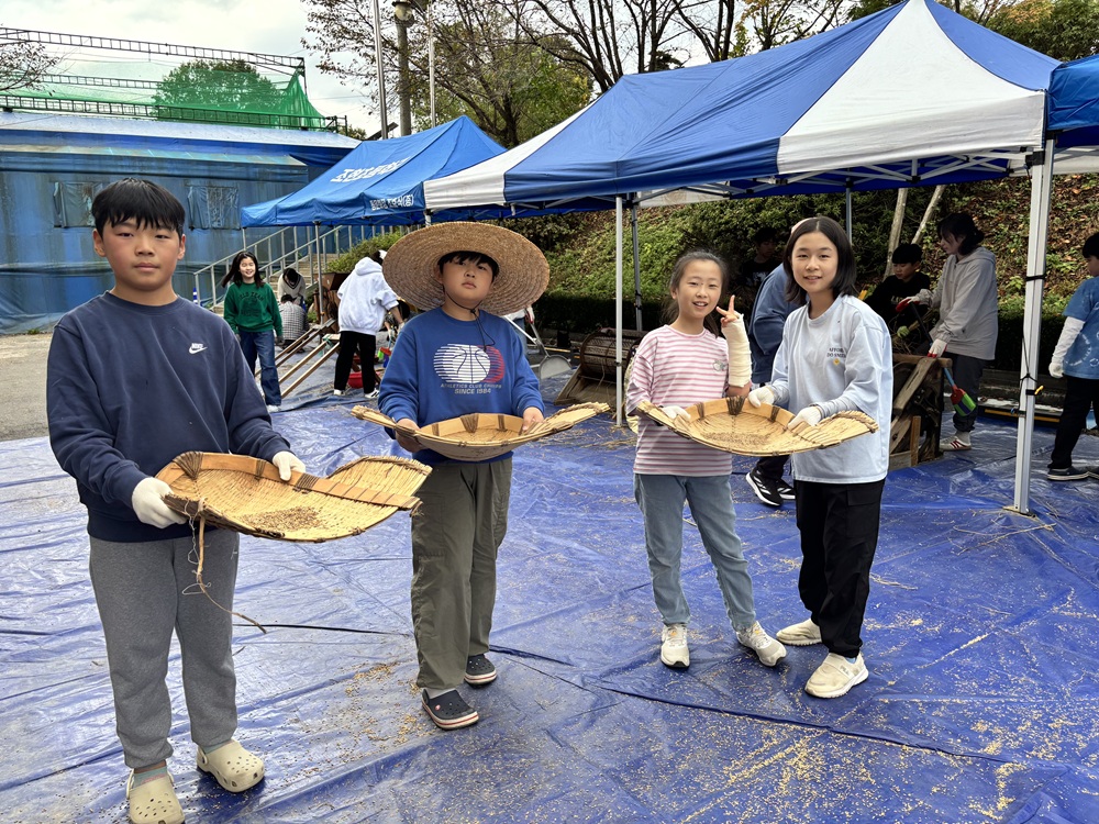 조현초등학교, 전교생이 함께한 전통 벼베기 체험활동3 이미지