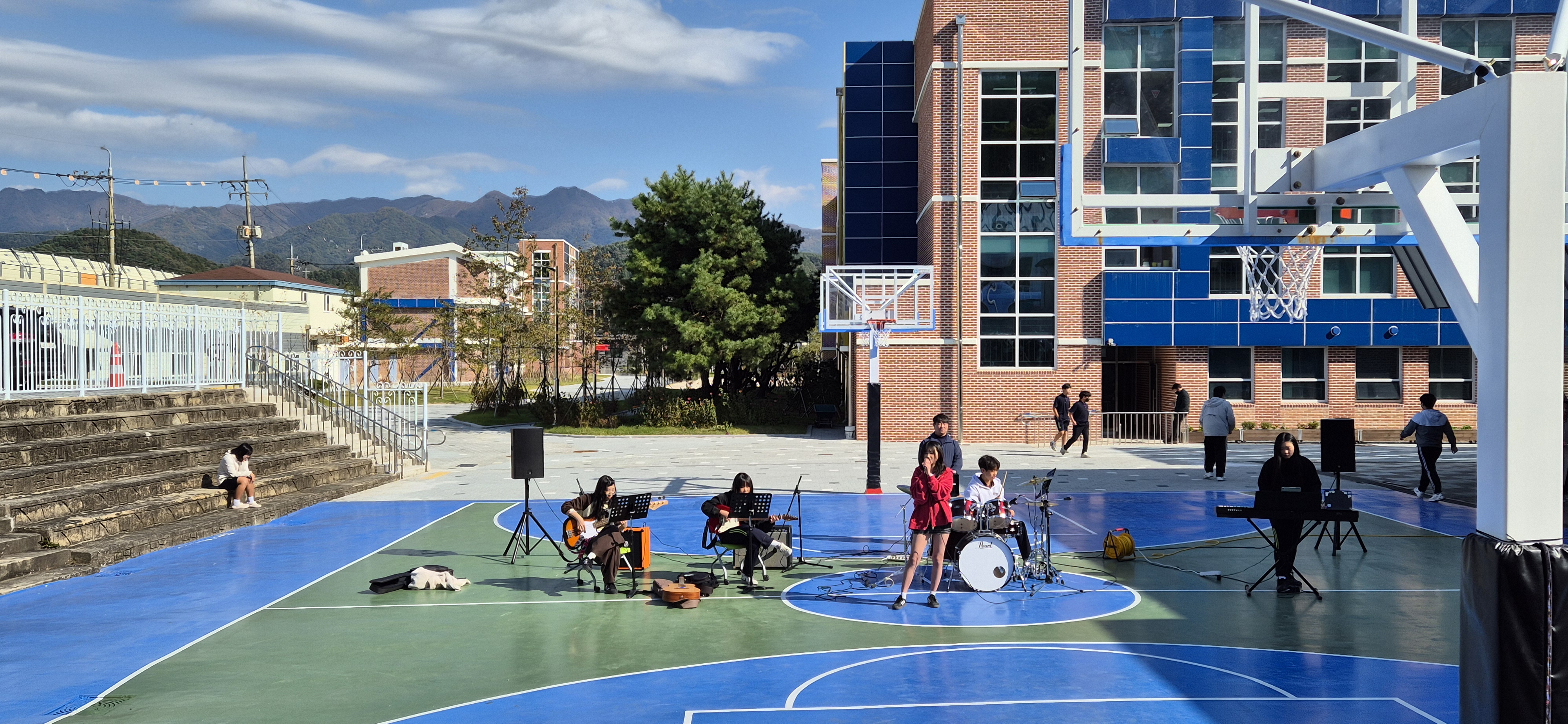 "점심시간이 기다려진다!” 조종중, 학생 자치 '버스킹 공연'으로 학교에 활력 불어넣어2 이미지