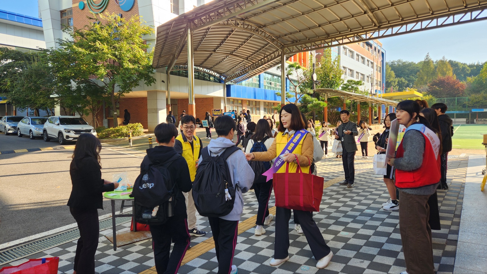 고양교육지원청, 학교-유관기관 연계 등굣길 생명존중 캠페인 열어3 이미지