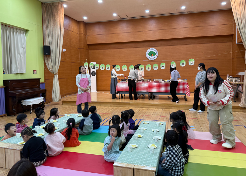 의정부 호암유치원, 생태전환교육 텃밭에서 기른  배추로 만든 배추전 체험 활동 운영3 이미지