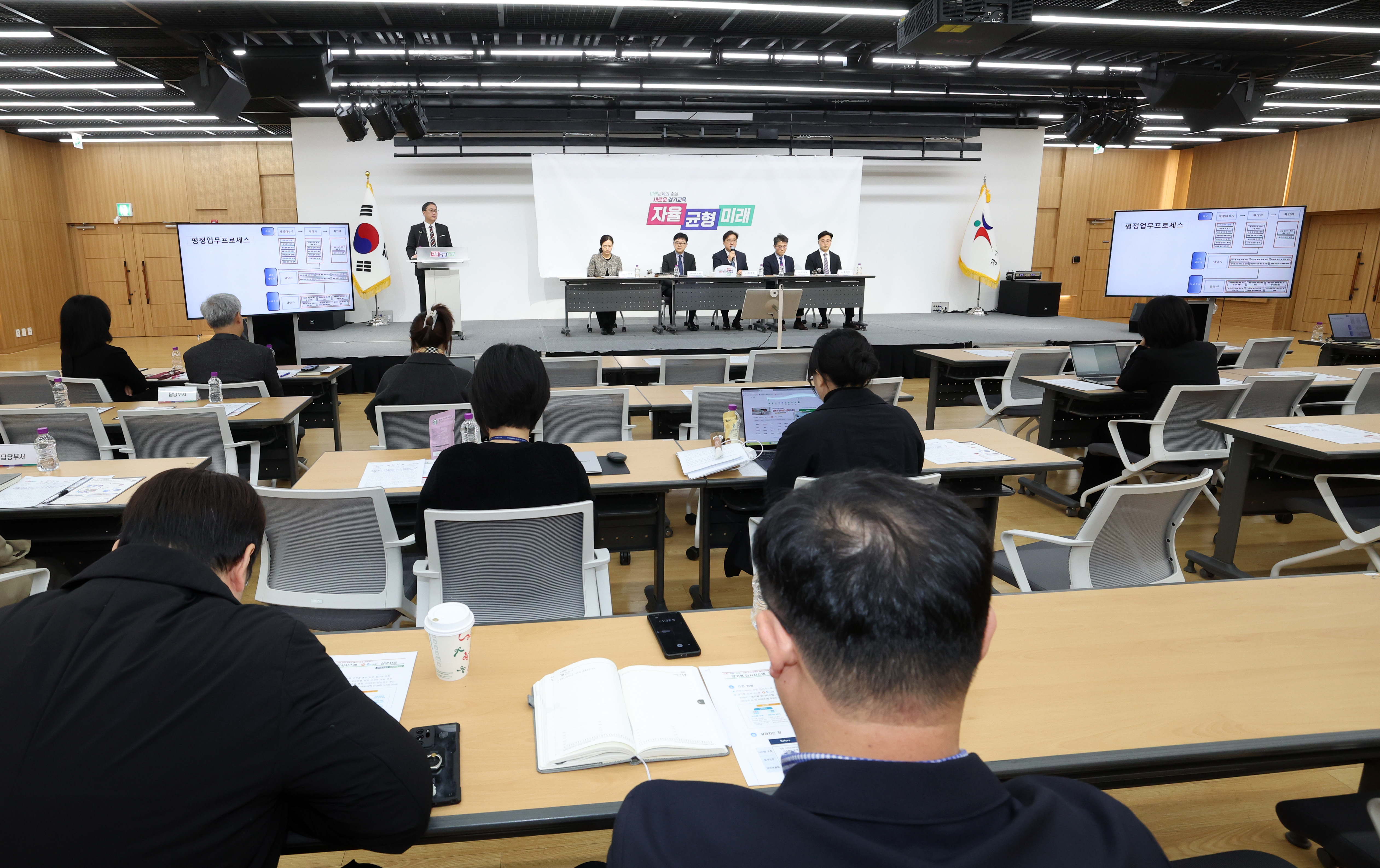 미래지향적 교원인사시스템‘G-인사이트’구축  디지털 인사관리 전환으로‘줄이고, 바꾸고 새롭게!’2 이미지