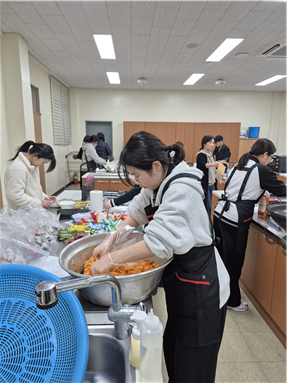 의정부 상우고등학교, 지역 어르신을 위한 고등학생들의 따뜻한 손길 ‘사랑의 반찬 나눔’봉사활동 실시3 이미지