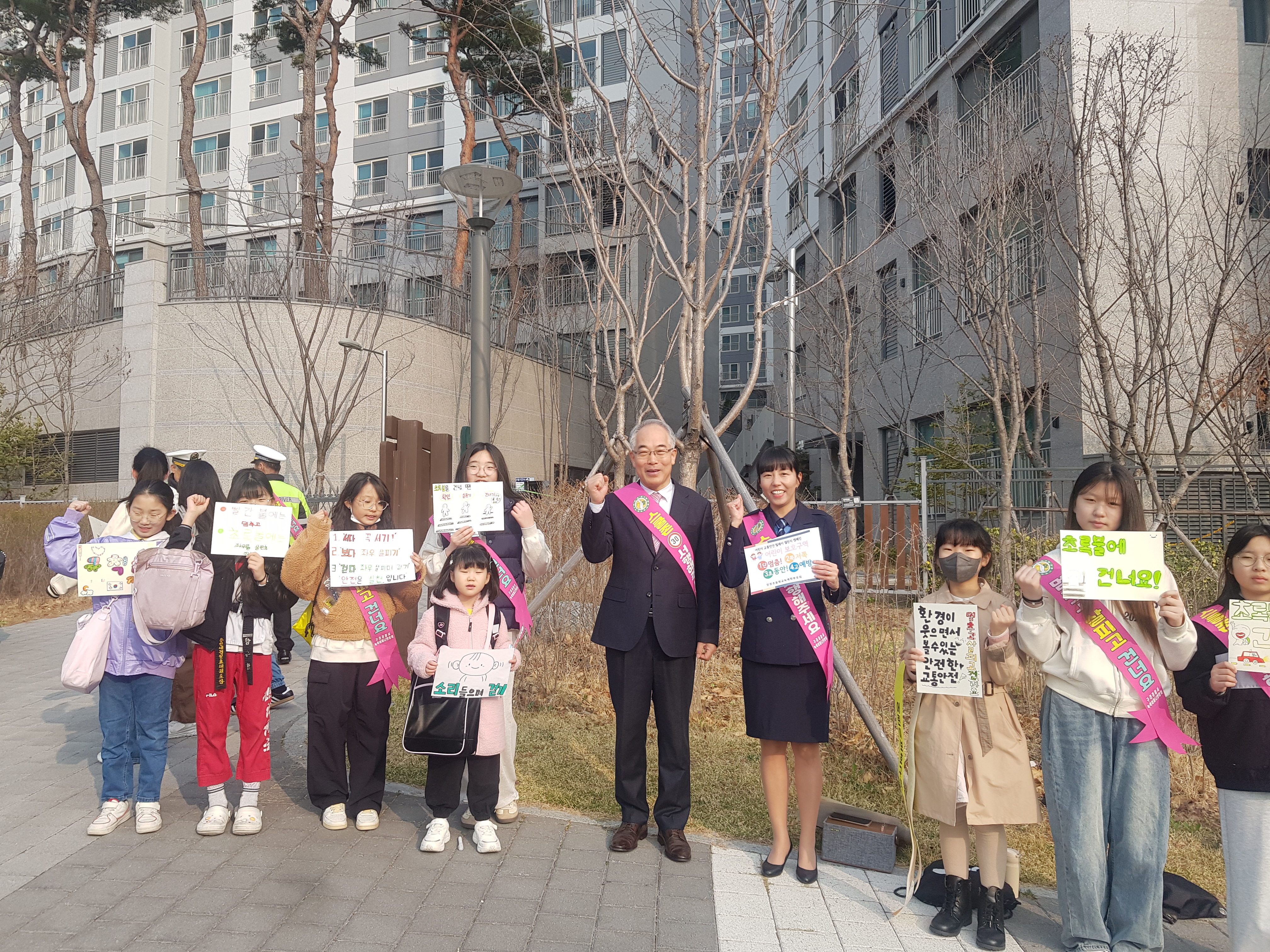 인창초, 지역사회와 함께하는 ‘등굣길 교통안전 캠페인’실시3 이미지