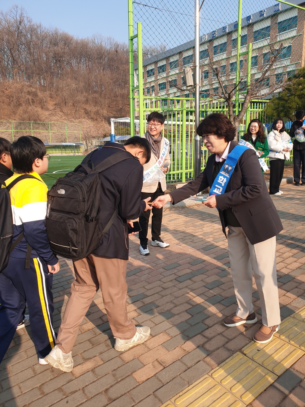 “새학년, 학교폭력 없는 안전한 등굣길 함께 만들어요” 고양교육지원청·경찰서 손잡고 ‘학교폭력 제로 등굣길 캠페인’ 실시3 이미지