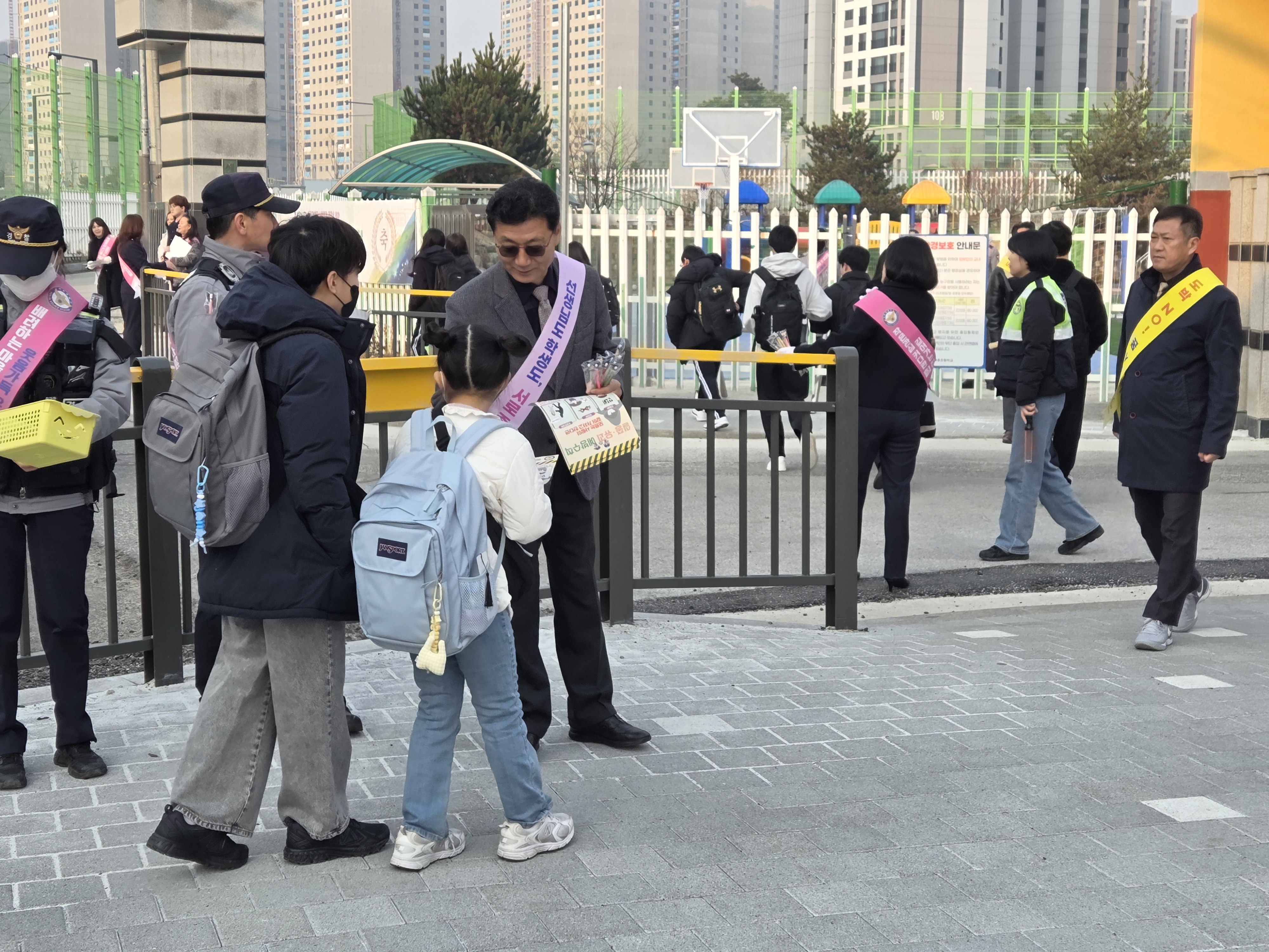 여주교육지원청, 여주경찰서 SPO와 함께하는 학교폭력 및 사이버폭력 예방 캠페인 실시3 이미지