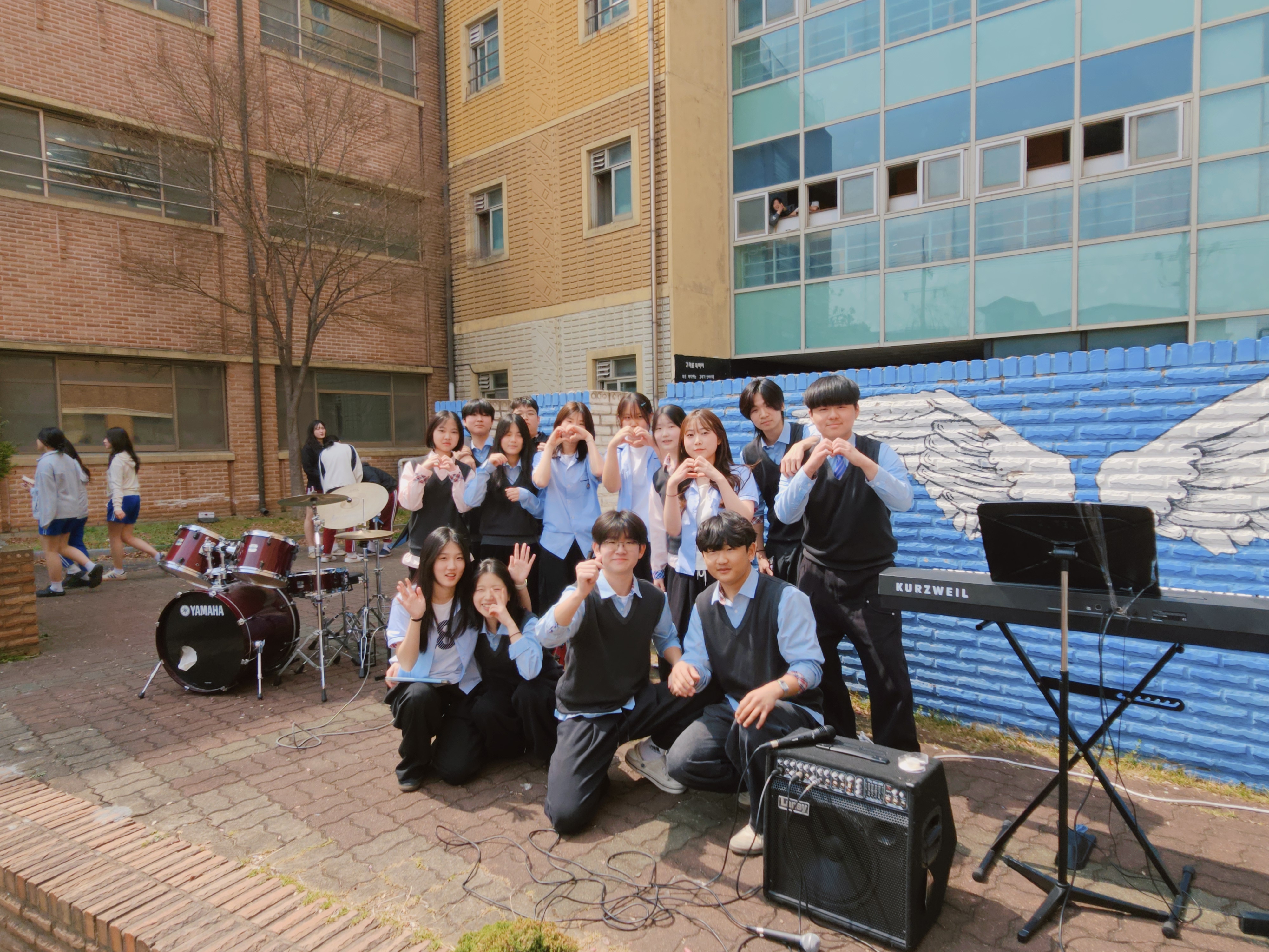 군서고 동아리 밴드부 FINE, 점심시간 생태 연못 앞에서 봄맞이 연주 선보여4 이미지