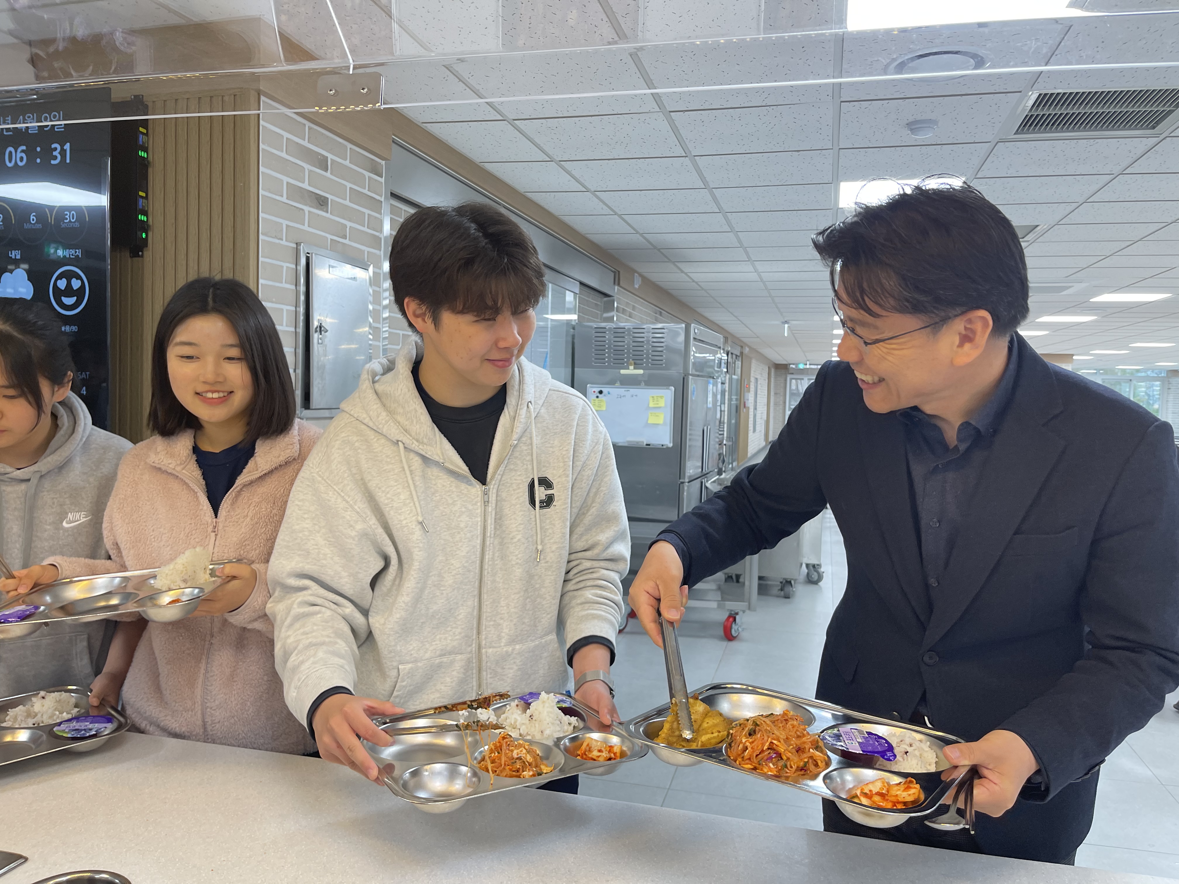 “교실 대신 식당에서” 평택 세교중 현대화된 급식실로 새 단장2 이미지