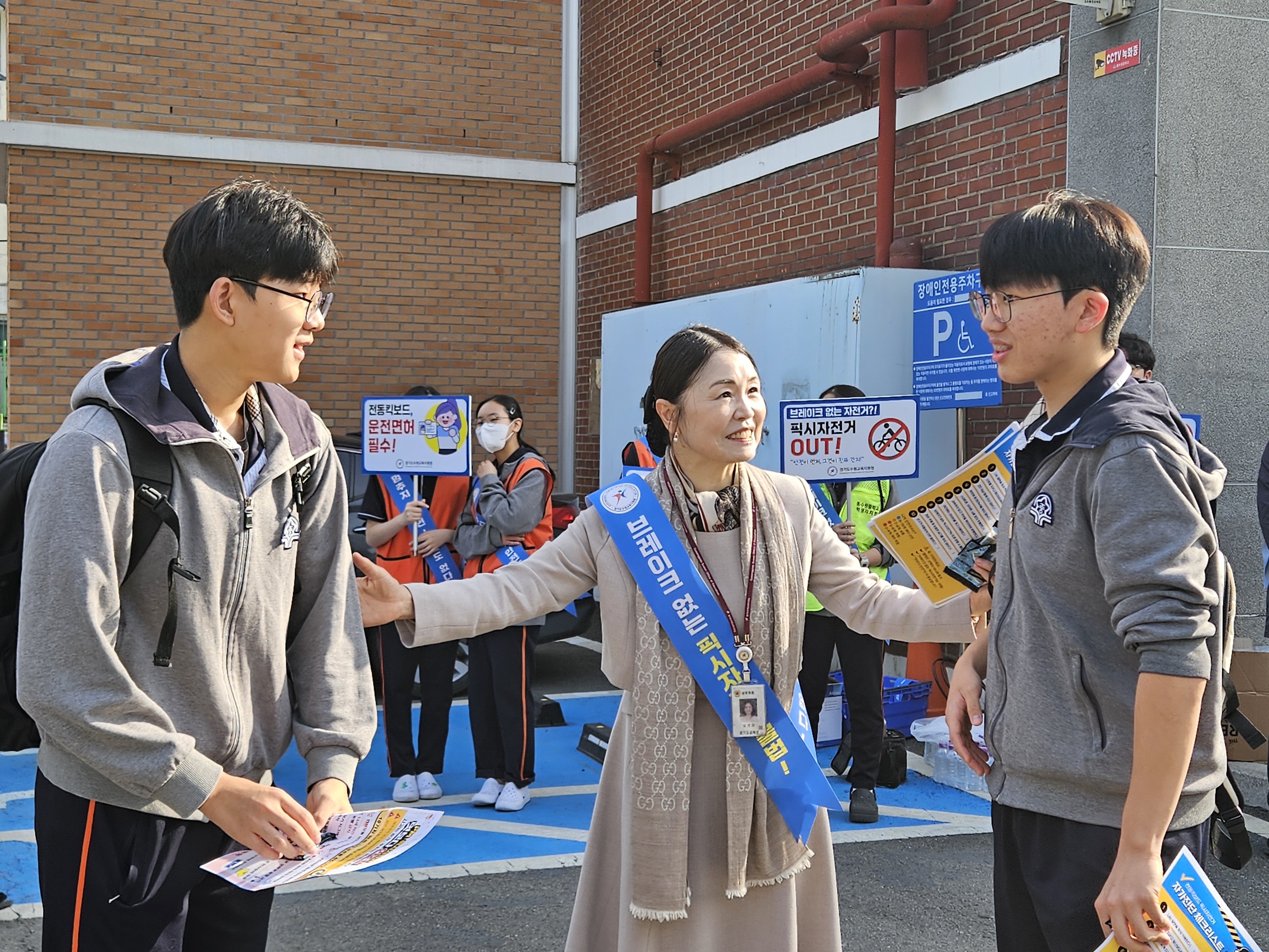 “등굣길 안전, 학생이 지킨다.”수원교육지원청, 학생참여형 PM·픽시 교통안전 캠페인 운영2 이미지