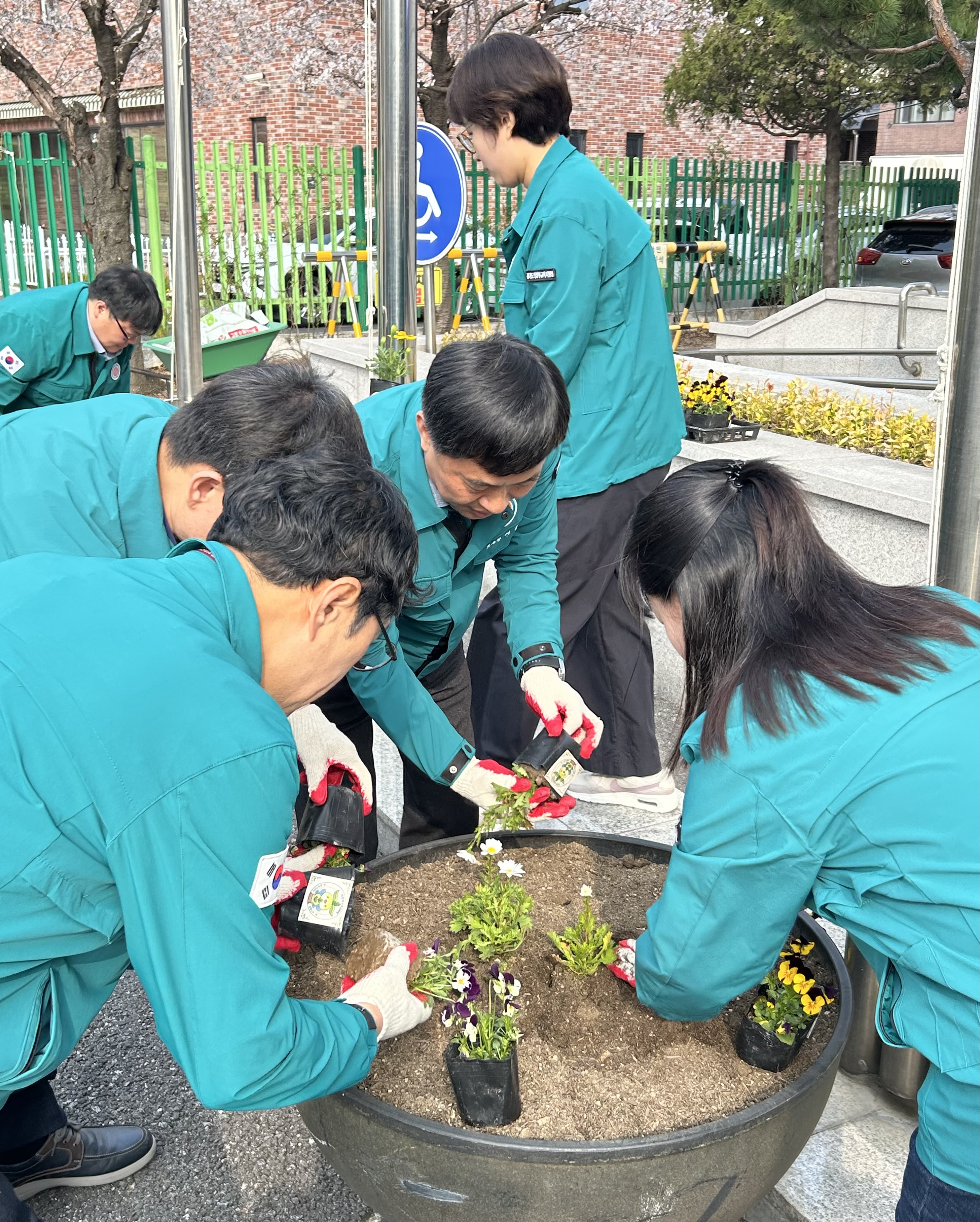 “청렴, 가꾸고 키우는 가치로!” 의정부교육지원청 청렴 식목 행사 개최2 이미지