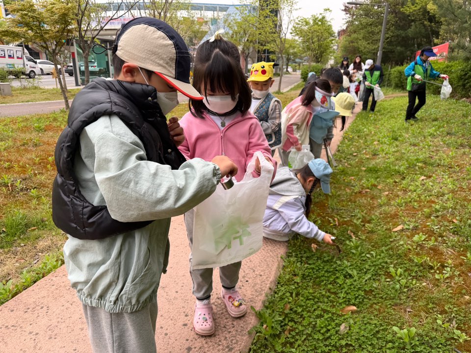 평택고덕유치원 – 지구를 위한 발걸음! 지역사회와 함께하는‘트래시태그 챌린지’ 실시3 이미지