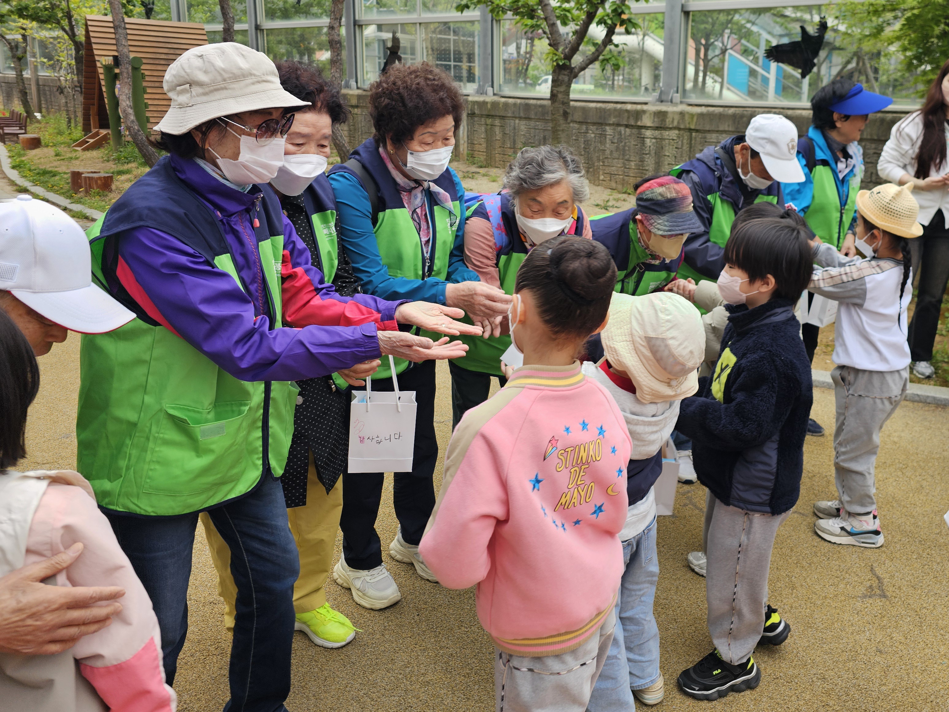 평택고덕유치원 – 지구를 위한 발걸음! 지역사회와 함께하는‘트래시태그 챌린지’ 실시4 이미지