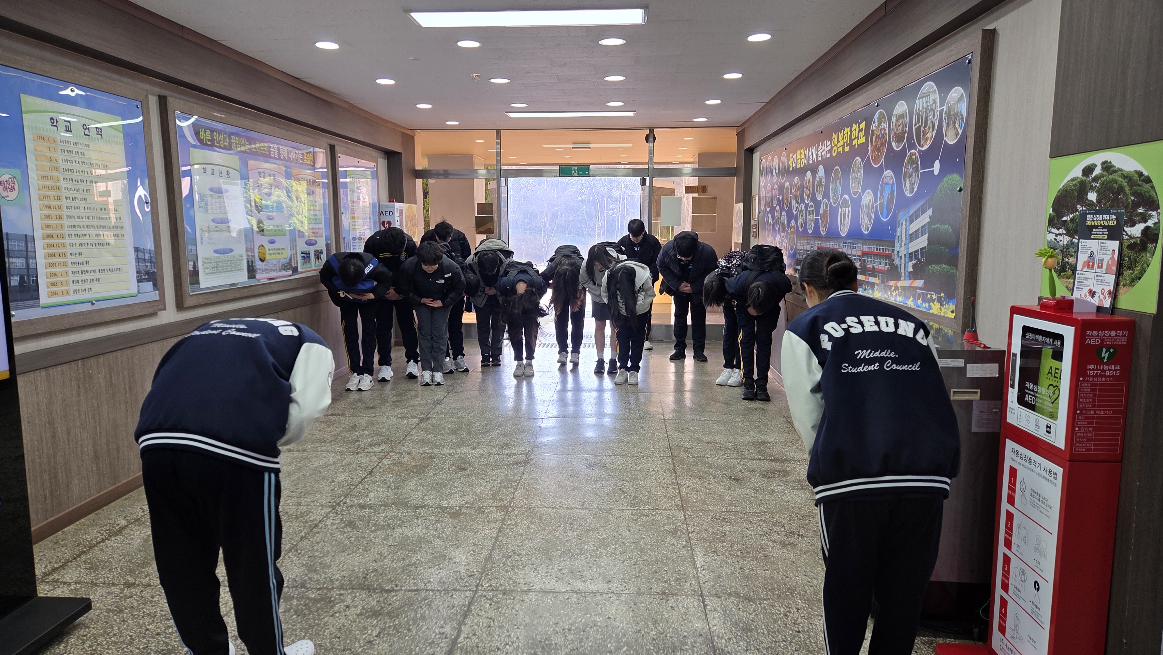 포승중학교 , 경기미래형 학생생활교육 실천 ‘행복한 아침맞이 인사’운영 ​4 이미지