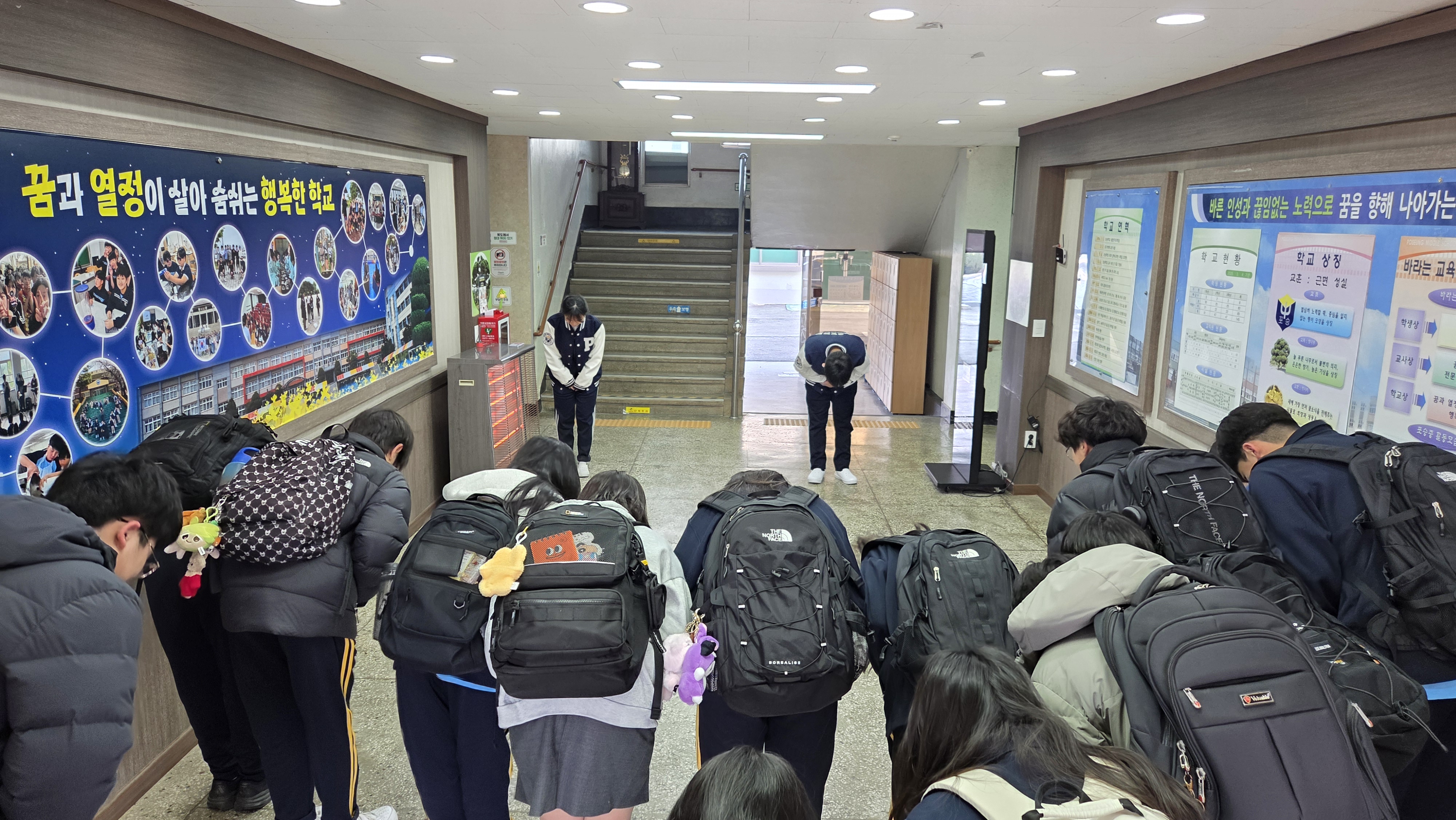 포승중학교 , 경기미래형 학생생활교육 실천 ‘행복한 아침맞이 인사’운영 ​5 이미지