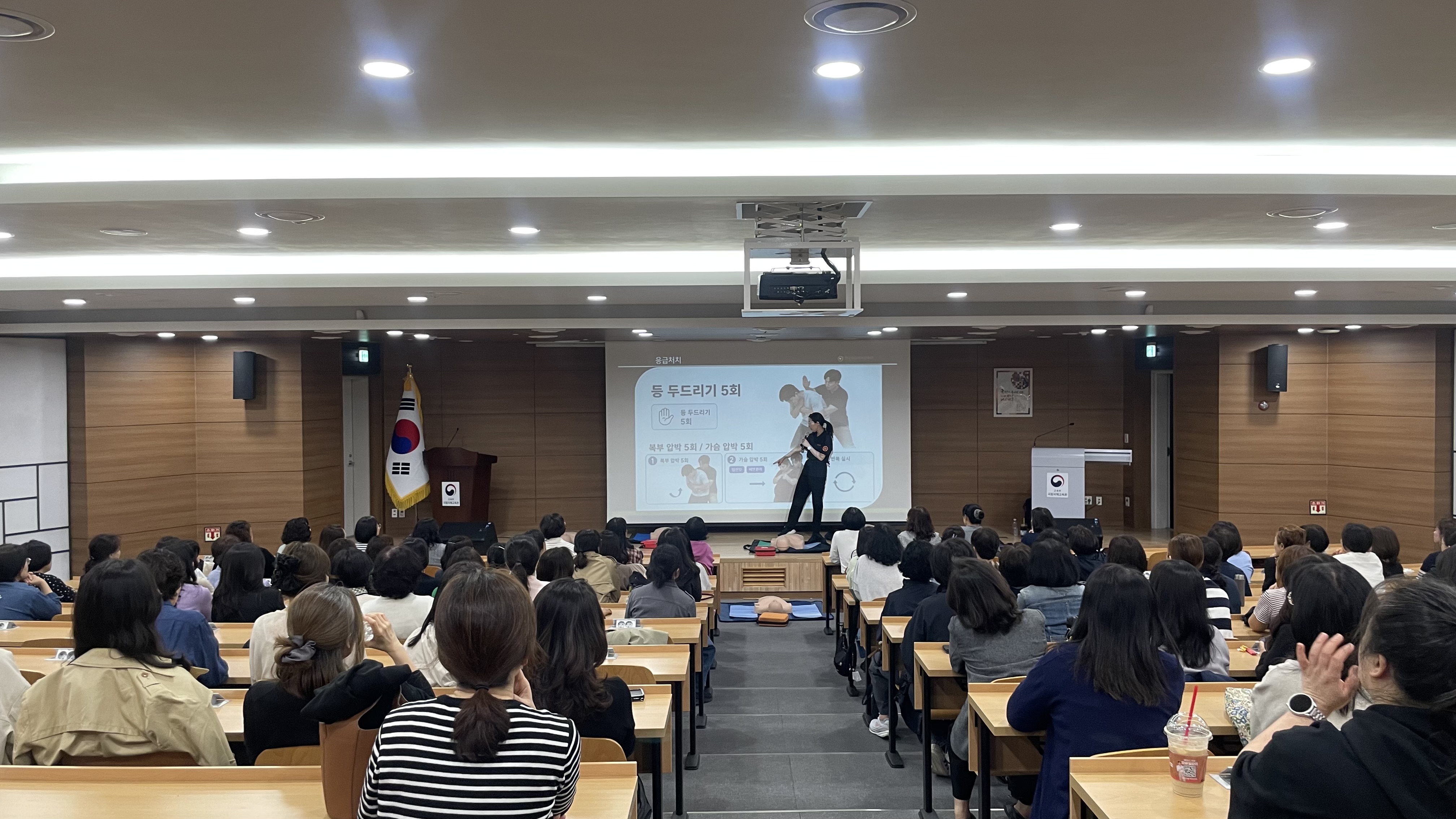 성남교육지원청, 초등보육전담사 안전 역량 강화 위한 심폐소생술 및 응급처치 연수 실시2 이미지