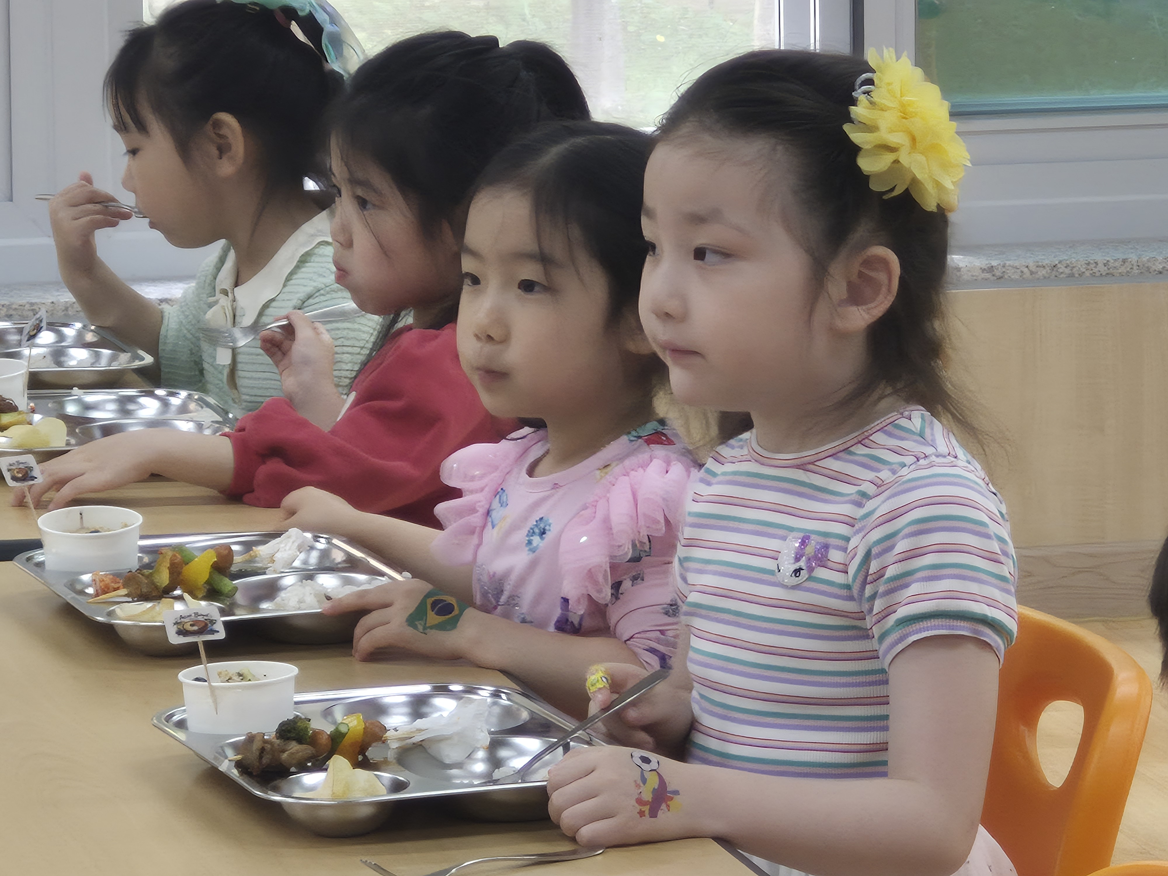 “오늘 메뉴 진짜 최고예요!” ​ 다산한강유치원, 주도성과 감사를 배우는 ‘맛있는 인성 교실’ 자율선택 급식 기반 인성 · 세계시민 교육2 이미지