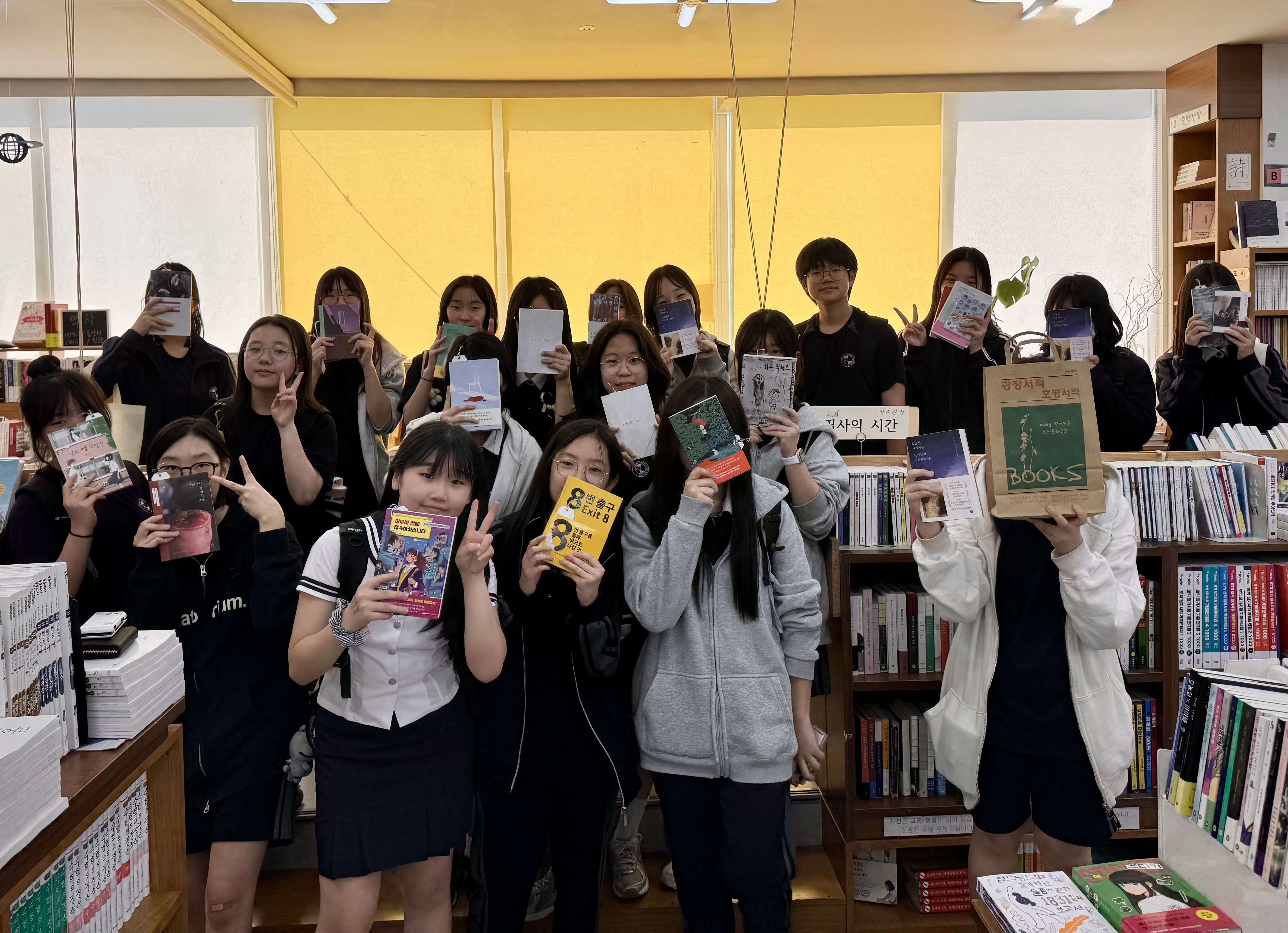 장내중학교, 지역서점 탐방과 북크닉으로 즐기는 참여형 독서활동 운영2 이미지