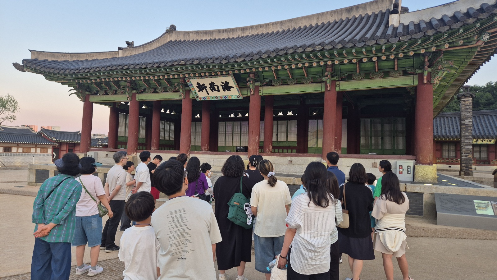 수원교육지원청, 정조의 소통 철학으로 부모-자녀 마음 잇다...‘달빛소통 산책’성료2 이미지