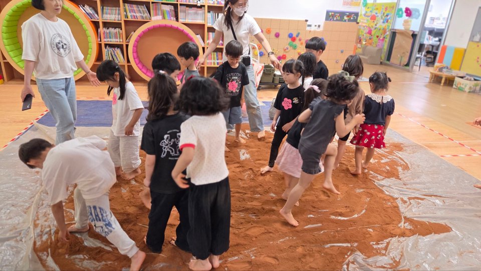다산새봄초병설유치원, 흙으로 마음을 치유하는 ‘황토놀이 미술심리체험’ 운영 ​3 이미지