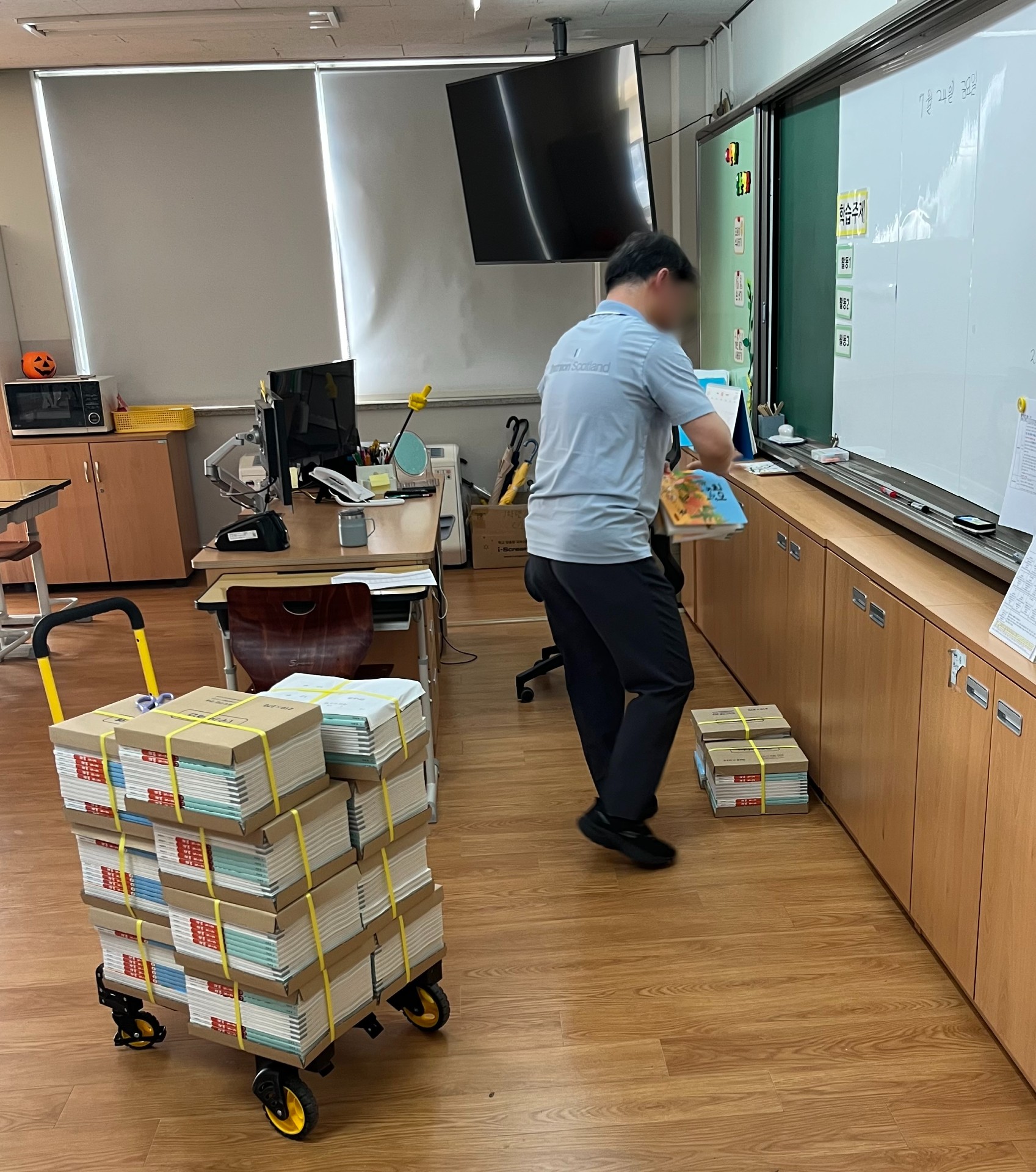 이천교육지원청, 교과서 ‘교실 앞 배송’ 개시 “선생님, 주문하신 교과서 교실로 도착했습니다.”3 이미지
