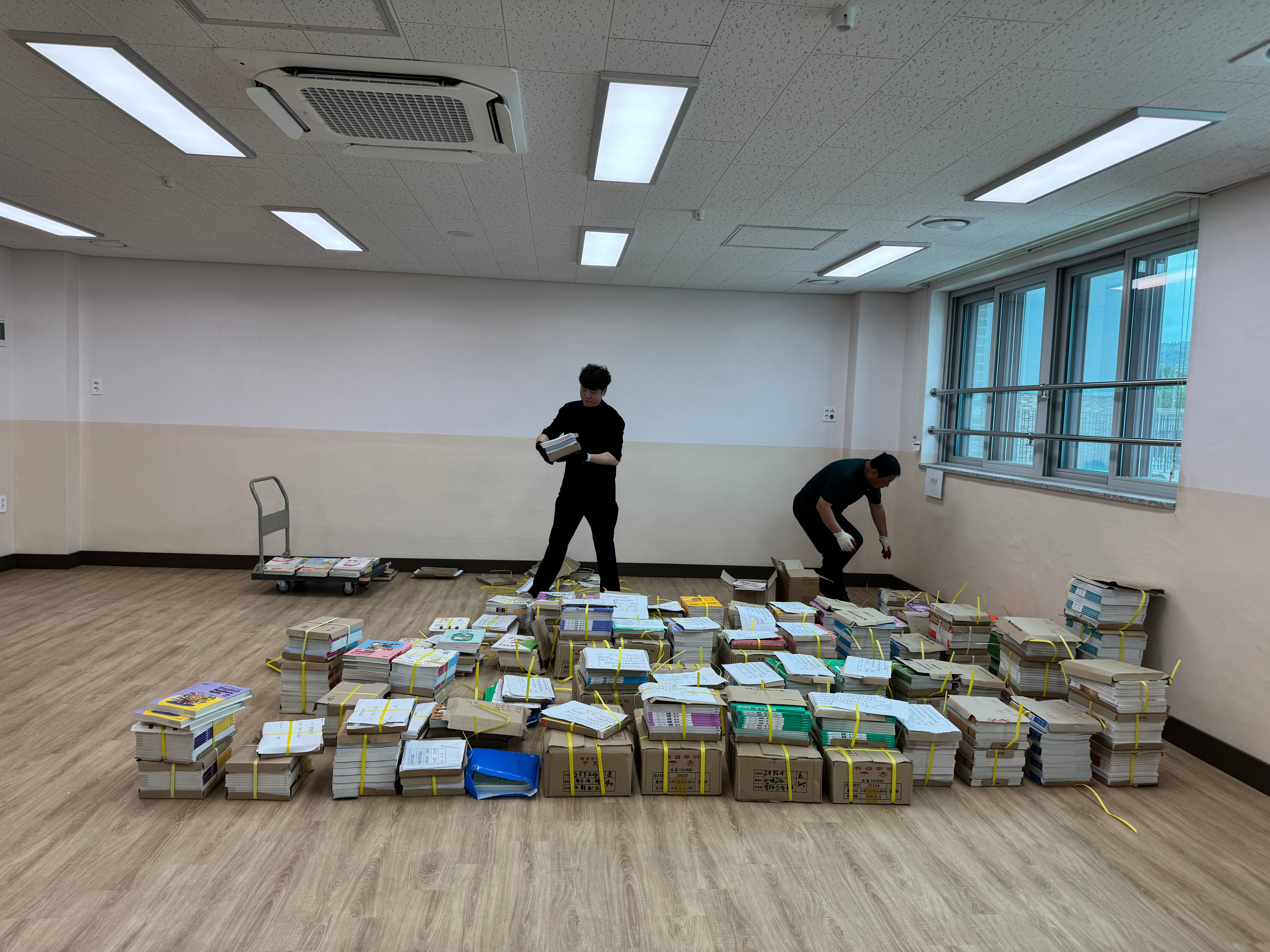 동두천양주교육지원청, 9월 개교 회천새봄초 포함 14개교에 개학 전 교과용도서 배부 지원3 이미지
