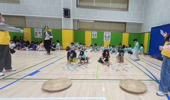 고산초 학부모회, 제2회 1~2학년 대상 ‘알콩달콩 우리 놀이’전통놀이 축제 성황리 개최5 이미지