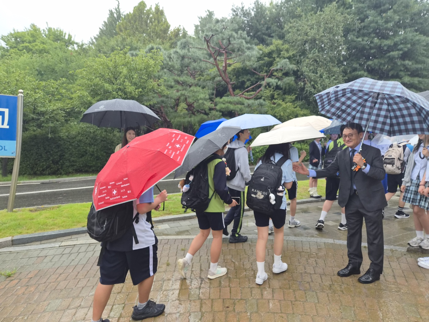 제28대 경기도성남교육지원청 이상철 교육장, ‘학생 아침맞이’로 취임 첫 행보 시작3 이미지