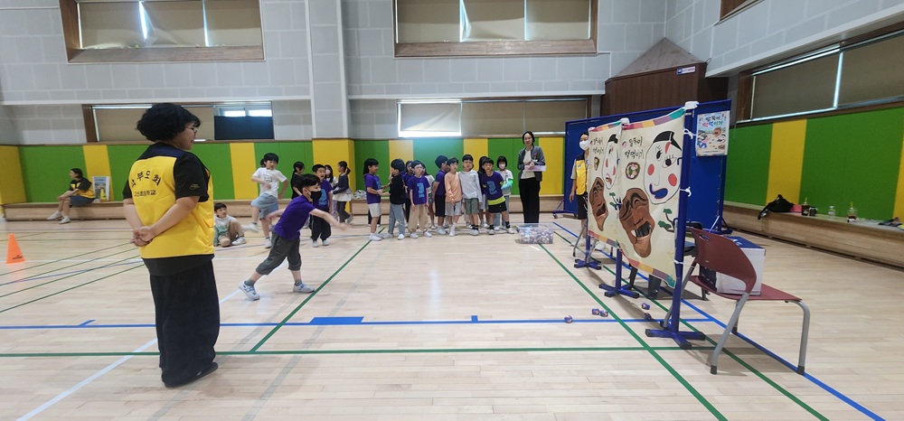 고산초 학부모회, 제2회 1~2학년 대상 ‘알콩달콩 우리 놀이’전통놀이 축제 성황리 개최4 이미지