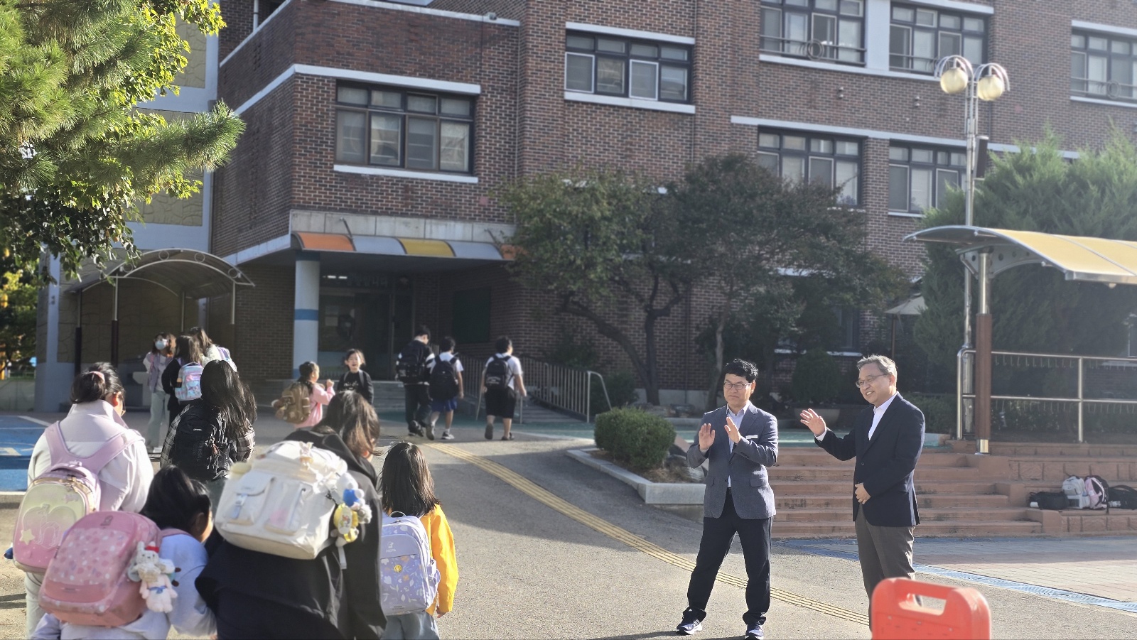 교육장과 함께하는 「왔시흥! 안전한 등굣길 아침맞이」 시흥교육지원청, 매월 1일 교육장이 학교로 간다3 이미지