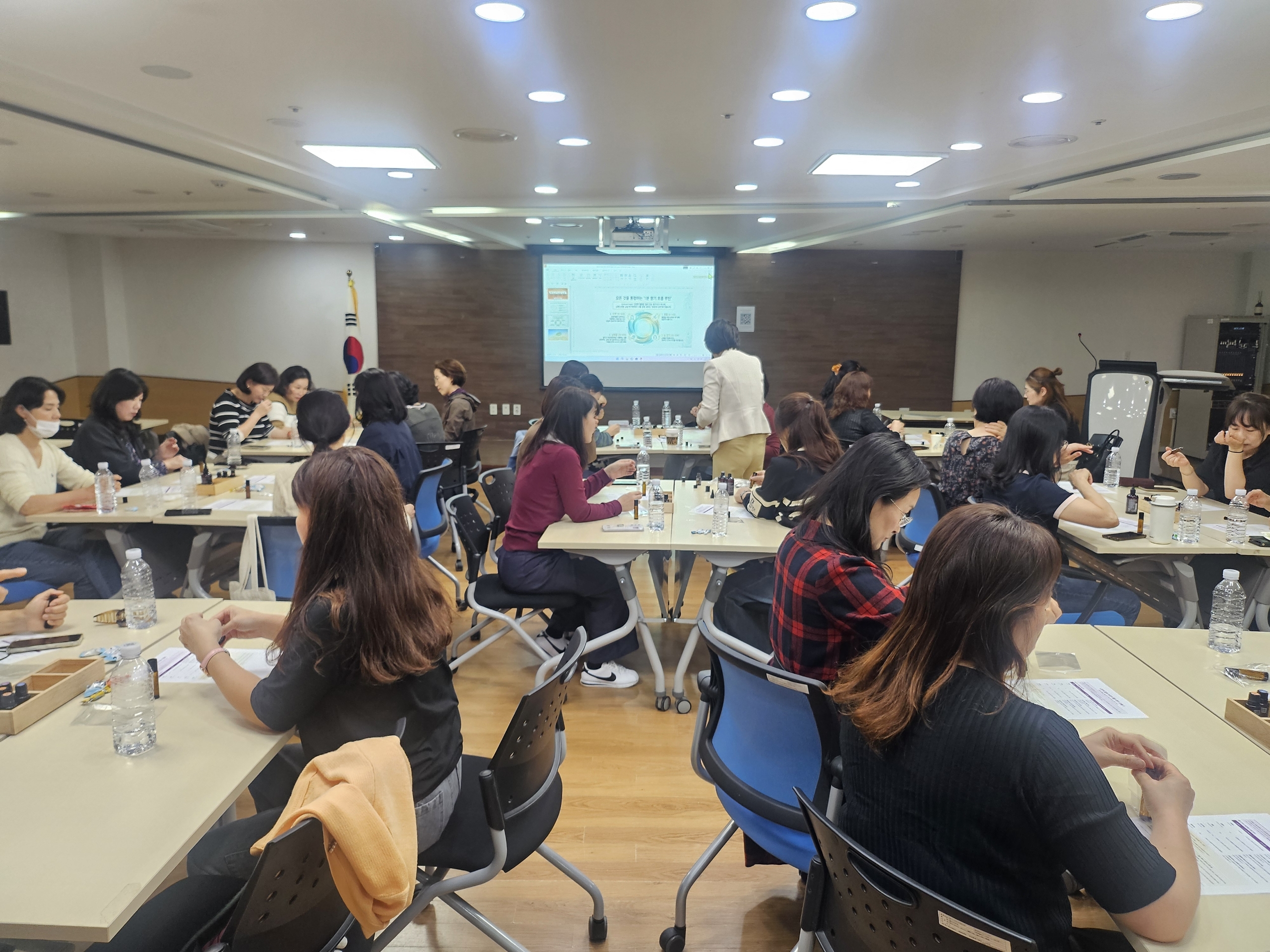 수원교육지원청, 초등보육전담사 대상 ‘정서적 회복과 힐링, 더 따듯한 돌봄으로’연수 성료4 이미지