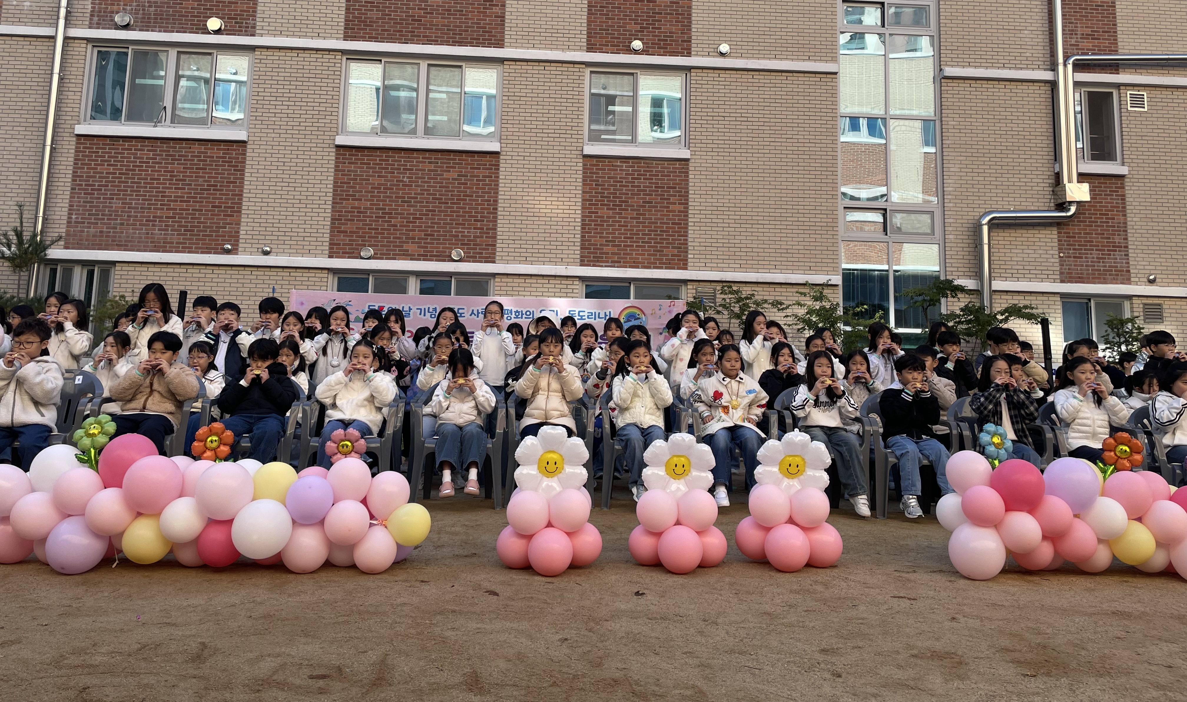고산초, 2026 독도의 날 기념 독도리나 등굣길 음악회 ‘독도리나 연주로 우리 땅 독도를 알려요’4 이미지