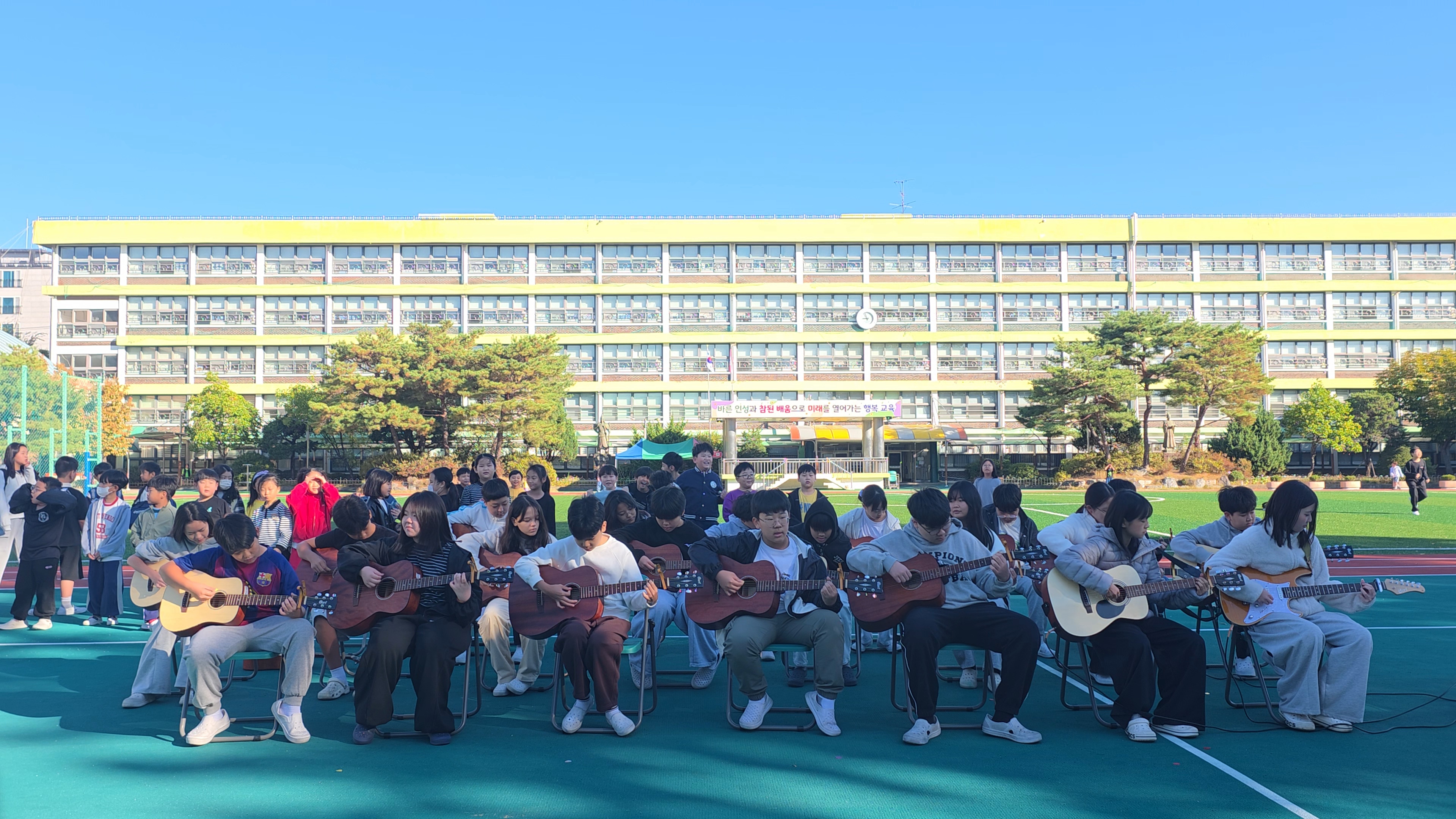가능초, 통기타 선율로 여는 특별한 등굣길 6학년 학생들이 직접 준비한‘RAS 등굣길 음악회’로 함께 즐기는 학교문화1 이미지