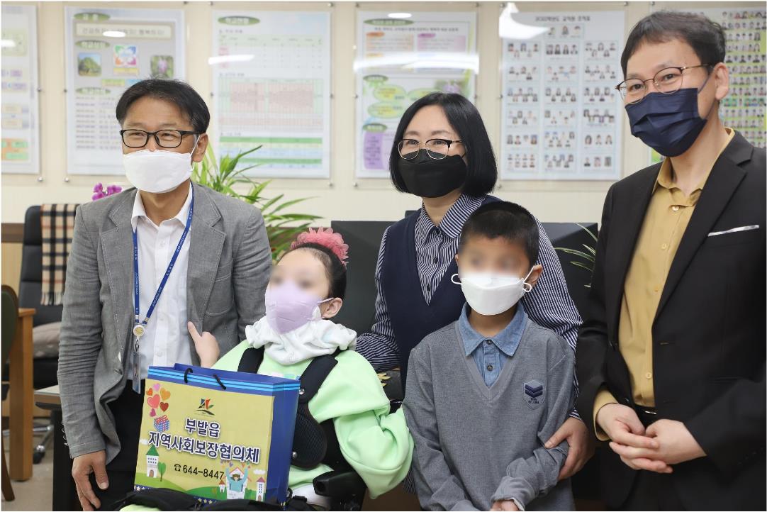 이천 다원학교, 어린이날 맞아 지역사회 협의체로부터 장학금 전달 받아2 이미지